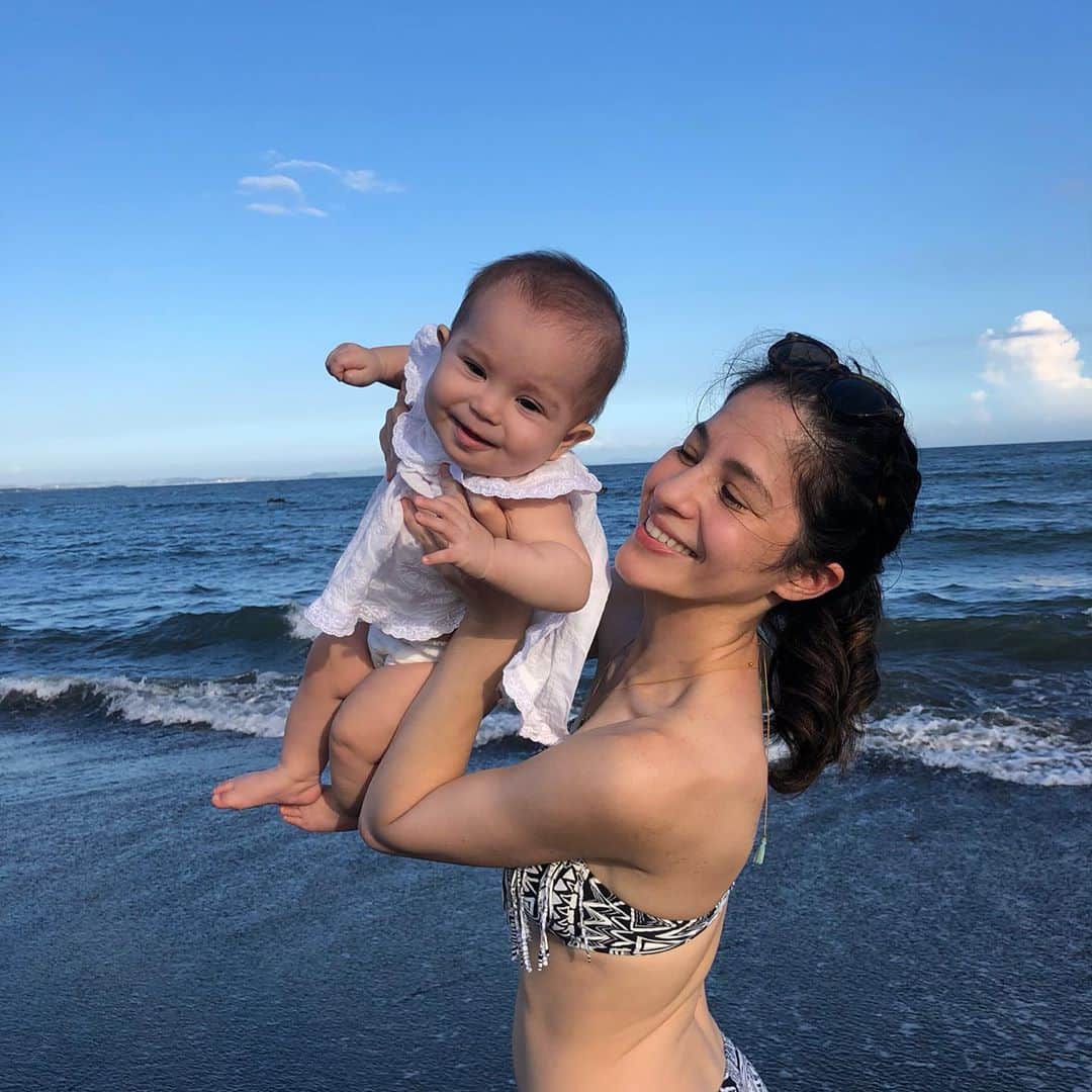 のインスタグラム：「娘の海デビュー🏖 今年は諦めていたけど何とかギリギリ暑いうちに来れたことに感謝⛱  #夏納め  生え際がめためたM字！！👶🏻 • • • •  #혼혈모델#혼혈여자모델#일본혼혈모델 #바크인스타일서울#모델촬영#모델#모델섭외 #beachlife #beach  #barkinstyle #女模特兒 #女模 #sherrymurakami  #emmastefany #babyemma  #baby #babygirl #momlife #momandbaby #mom #女の子ママ#娘　#babyphotography #赤ちゃん #赤ちゃんとの暮らし #赤ちゃんのいる生活 #ママライフ」