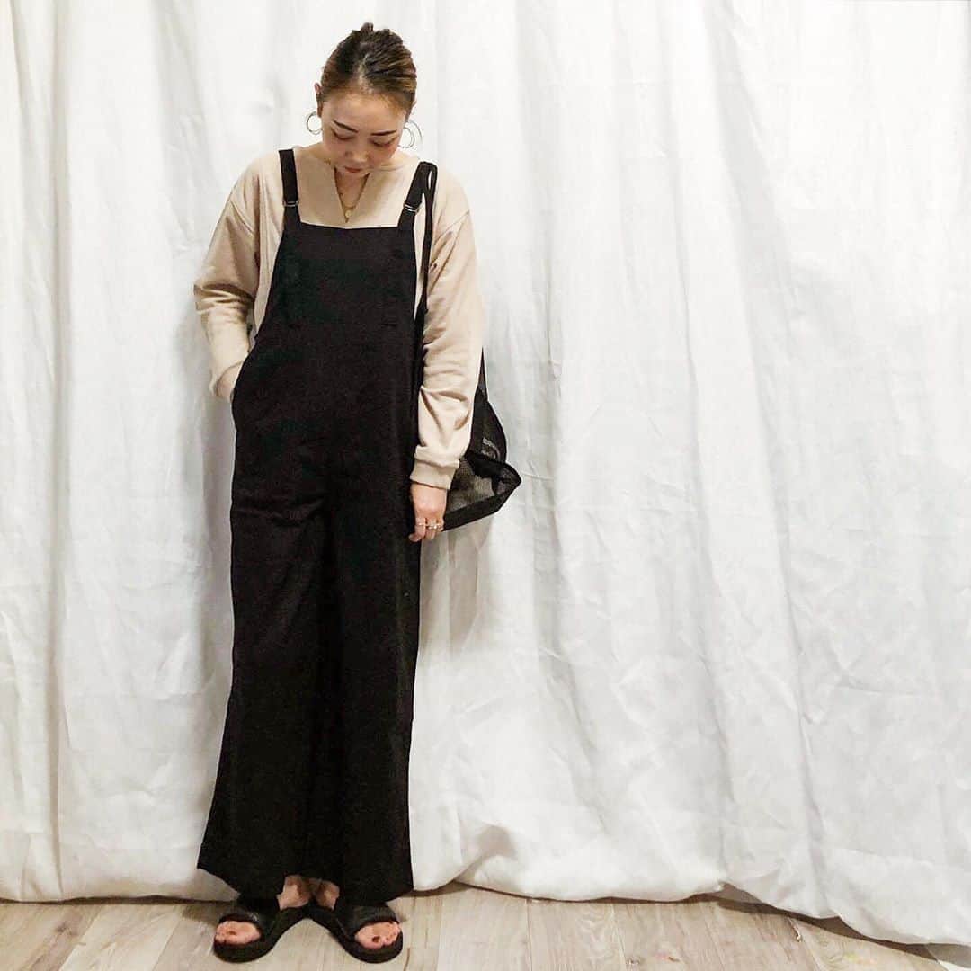 のインスタグラム：「ㅤㅤㅤ 2020.9.10 ᴛʜᴜ  #nanacoordinate 🐼  ㅤ @reca.rakuten のキーネックスウェット✨ 薄手のタイプやからサロペの中にも着れる👌🏻 Tシャツと重ね着も可愛い😍  ㅤ ㅤ ㅤ ㅤ ㅤ ㅤ ㅤ  tops … @reca.rakuten  salopette … @andme_official  sandal … @thenorthface  bag … @select.shop.jbg  ㅤ ㅤ ㅤ ㅤ blogに詳細書いたらストーリーからお知らせします✎*。 ━━━━━☞blogへはtopから𓅩𓂃  ㅤ ㅤ ㅤ ㅤ ㅤ ㅤ #outfit #スウェット #大人カジュアル #reca #サロペット #サンダル #シンプルコーデ #プチプラコーデ #partegram #recaコーデ #northface #アンドミー #アラフォーコーデ #オールインワン #秋コーデ #fashion #ootd #coordinate  #locari   #mineby3mootd #데일리록 #코디 #옷스타그램 #멋스타그램 #穿搭 #오오티디」