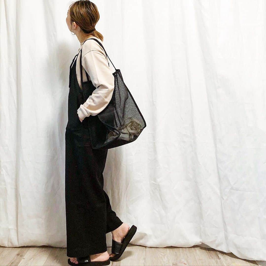 nanaさんのインスタグラム写真 - (nanaInstagram)「ㅤㅤㅤ 2020.9.10 ᴛʜᴜ  #nanacoordinate 🐼  ㅤ @reca.rakuten のキーネックスウェット✨ 薄手のタイプやからサロペの中にも着れる👌🏻 Tシャツと重ね着も可愛い😍  ㅤ ㅤ ㅤ ㅤ ㅤ ㅤ ㅤ  tops … @reca.rakuten  salopette … @andme_official  sandal … @thenorthface  bag … @select.shop.jbg  ㅤ ㅤ ㅤ ㅤ blogに詳細書いたらストーリーからお知らせします✎*。 ━━━━━☞blogへはtopから𓅩𓂃  ㅤ ㅤ ㅤ ㅤ ㅤ ㅤ #outfit #スウェット #大人カジュアル #reca #サロペット #サンダル #シンプルコーデ #プチプラコーデ #partegram #recaコーデ #northface #アンドミー #アラフォーコーデ #オールインワン #秋コーデ #fashion #ootd #coordinate  #locari   #mineby3mootd #데일리록 #코디 #옷스타그램 #멋스타그램 #穿搭 #오오티디」9月10日 18時51分 - nanapanda517