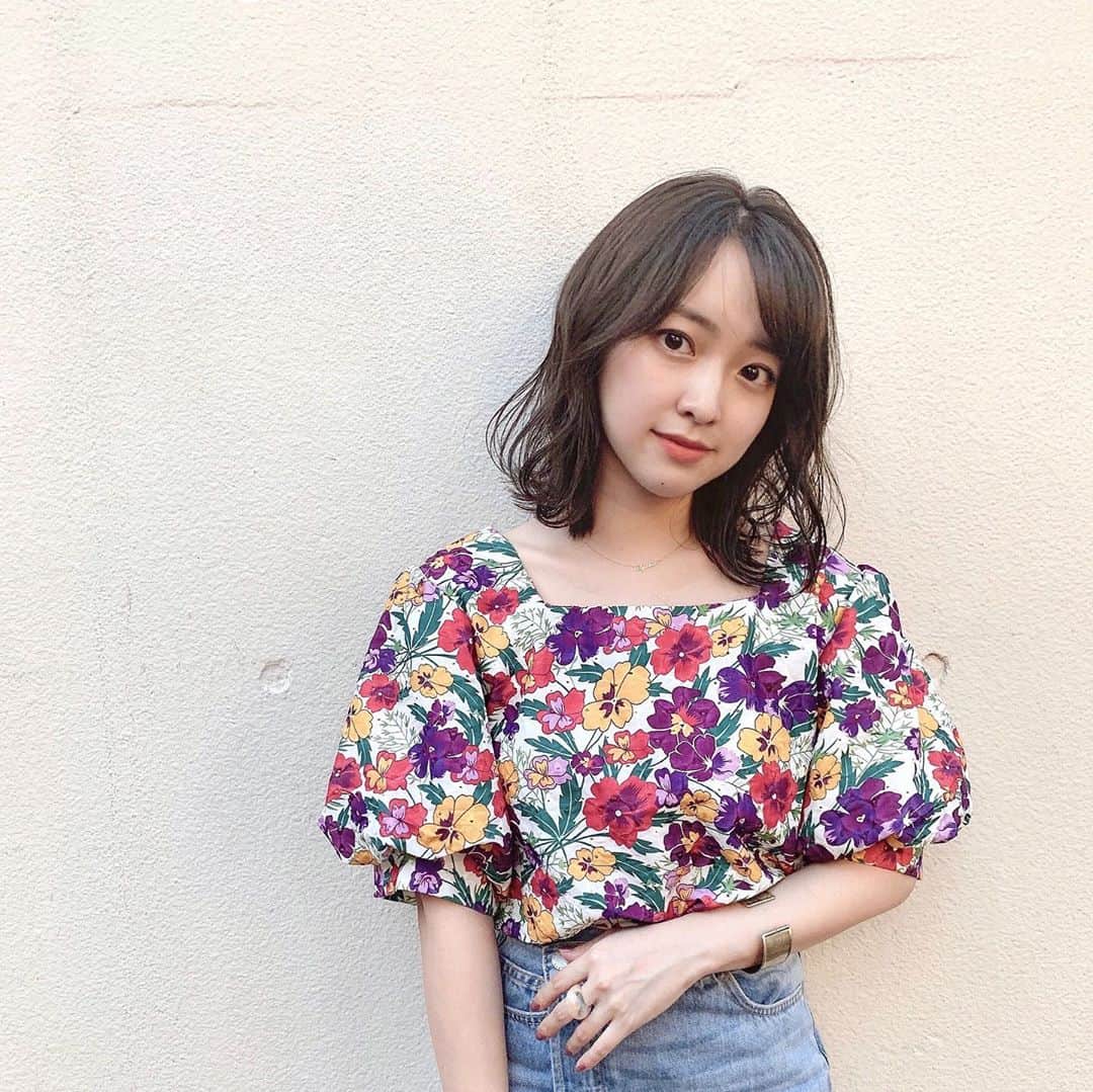 大野愛友佳のインスタグラム：「ヘアメンテナンスについて。 . いつも、今日は明るさどうする？って質問に 「今と同じくらい〜。」とか 「いつもより暗め〜。」とか なんとなぁく伝えると、 @koooooichi1126 が季節にあったカラーにしてくれる🍂🍁 . 今回は秋らしくカーキをまぜてるみたい🌿 . . 私は1度もブリーチとか 明るくしたこともないから、 カラーのことが詳しくないんだけど、 安心しきって任せちゃってます😶👌 . . 私が、切りたい！と言っても、 「もう少し伸ばした方がいいよ〜」とか.. 男性目線からの意見も率直にくれるし、 そこがまた私にとってうれしいところ◎ . . tops : @chicwish  秋になってブラウン集めがはじまると同時に レトロな花柄がいまの気分♩ . . . #表参道美容院#表参道美容室#ジジ#gigi#秋ヘアー#ヘアカラーアッシュ#カーキアッシュ#ボブヘアー#ボブスタイル#ヘアカットモデル#ミディアムヘアー#ナチュラルカラー#トリートメントモデル#表参道ヘアサロン#キューティクルケア#ダメージケア#トリートメント導入#ヘアケア」