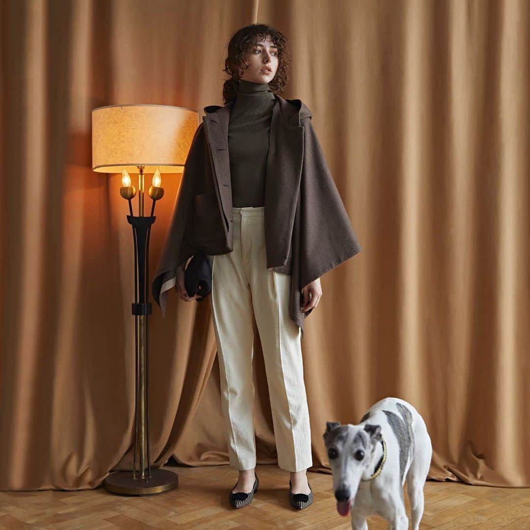 エリオポールのインスタグラム：「. Brit chic! 9.4.fri.-10.4.sun. . . CAPE [HÉLIOPÔLE]  43,000yen+tax KNIT [HÉLIOPÔLE]  14,000yen+tax PANTS [OUD]  29,000yen+tax BAG [ZANCHETTI]  190,000yen+tax SHOES [PELLICO]  54,000yen+tax . . . . #HELIOPOLE #エリオポール #britchic #2020aw #autumnwinter #selectshop #fashion #style #british #britishstyle」