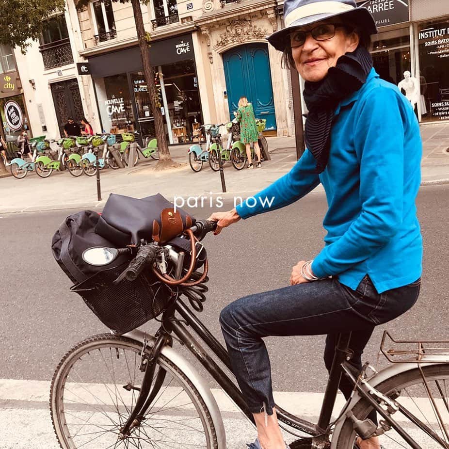 コントワー・デ・コトニエ ジャパンさんのインスタグラム写真 - (コントワー・デ・コトニエ ジャパンInstagram)「【読みもの更新】 #ParisNow ファッショナブルな女性が自転車で爽快に行き来する、パリの新しい風景。 . フレンチシックな装いの女性が、自転車で走ってるのを見るのは本当に楽しい！と、「普通のパリ」で、いつもパリの今を教えてくれるインジー @oposagency が言う。 . 続きはプロフィールURLまたは公式アプリより読みもの【ALLURE】をCheck! . . #パリ#パリジェンヌ#コトニエスタイル#とことこと」9月10日 18時45分 - comptoirdescotonniers_japan