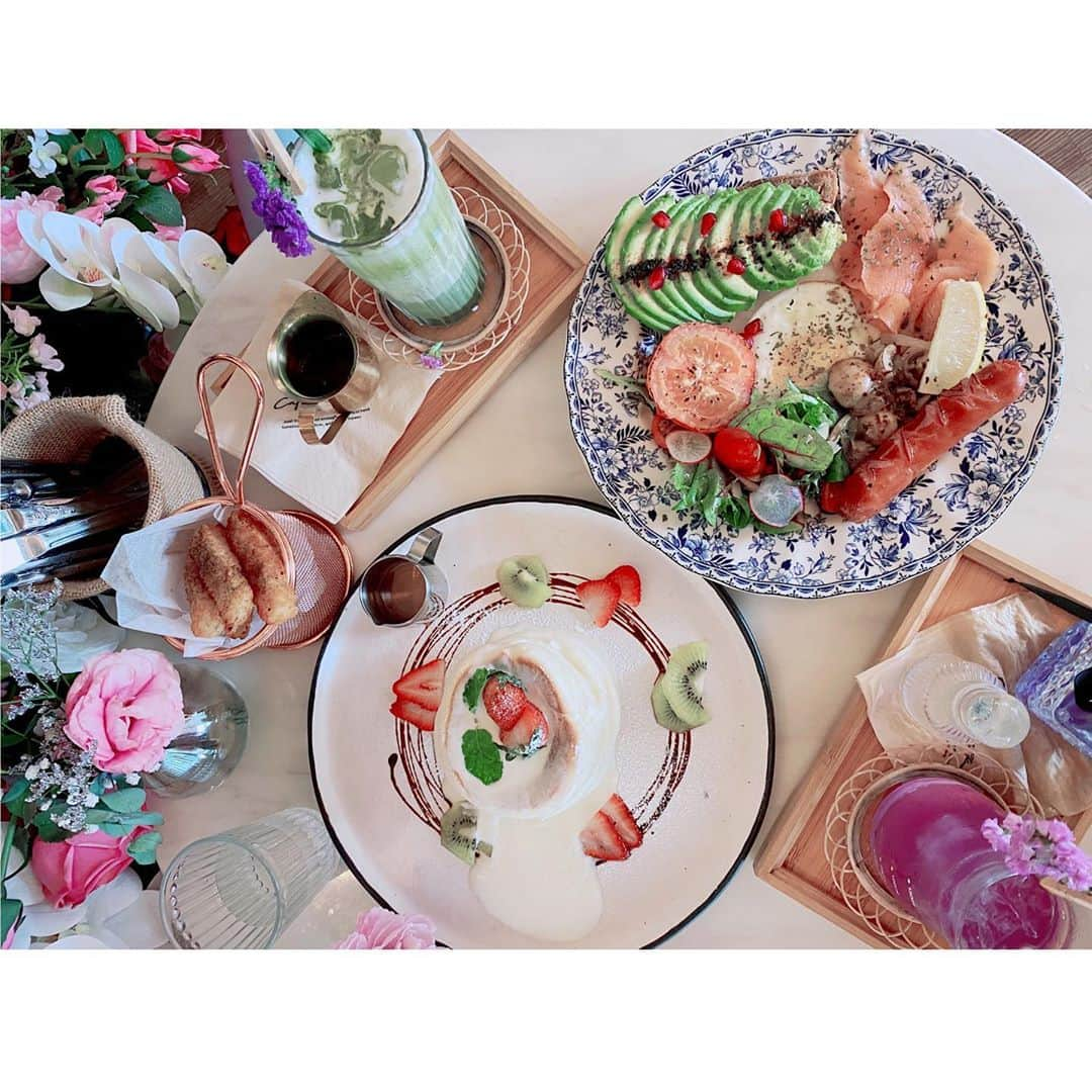 畑田亜希さんのインスタグラム写真 - (畑田亜希Instagram)「💐Nicole's Flower Cafe💐  ・ テンションが上がります☺️ ・ メルヘンの世界へようこそ💜 ・ #2020 #sg #singapore #nicolesflowercafe #singaporecafe」9月10日 18時46分 - akihatada