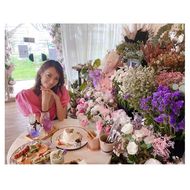 畑田亜希さんのインスタグラム写真 - (畑田亜希Instagram)「💐Nicole's Flower Cafe💐  ・ テンションが上がります☺️ ・ メルヘンの世界へようこそ💜 ・ #2020 #sg #singapore #nicolesflowercafe #singaporecafe」9月10日 18時46分 - akihatada