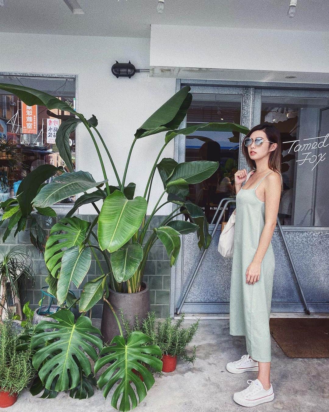 Dewi Chienさんのインスタグラム写真 - (Dewi ChienInstagram)「🥑突然很想吃酪梨的某天早午餐。#酪梨控#顏色還要搭配 - 👟 @converse  👗 @lovexmartini  🕶️ @klassiceyewear」9月10日 18時46分 - dewichien