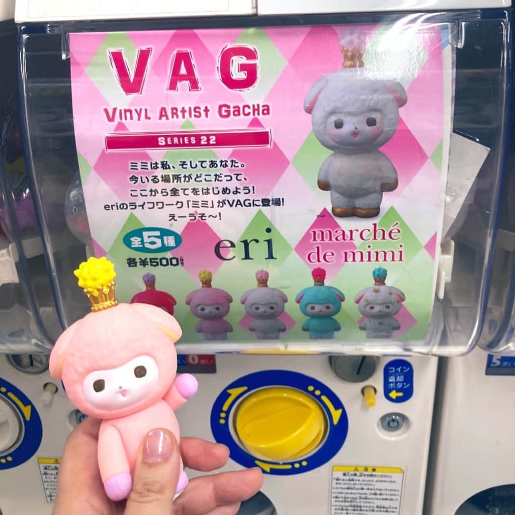 のインスタグラム：「ミミの街の #vag22 シリーズまだいたわ♡ふふっ！  #今日のミミちゃん🐏 #todaysmimi🐏 #sofvi #vag22  #medicomtoy #絵本  #manga #cartoon #cartoons  #painting #illustration #art #artwork #artist #picturebooks #Childrensbook #childrenbook #stuffed #softtoy #softtoys #stuffedanimals #stuffedsheep  #sheep #happy」
