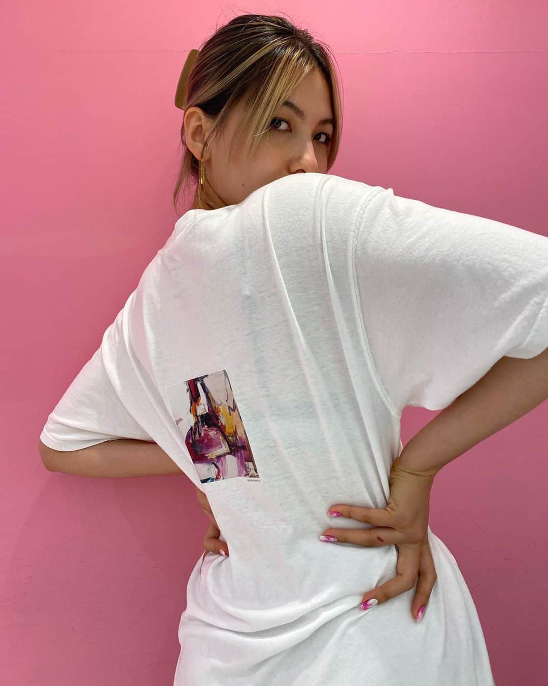 長谷川ジェニファーミラさんのインスタグラム写真 - (長谷川ジェニファーミラInstagram)「New shirt from @nanananaofficial 🍑 伊勢丹でポップアップやってるってヨ この夏はナナナナのシャツ大活躍でした #ootd #fashion #nananana」9月10日 18時49分 - jenmilaa