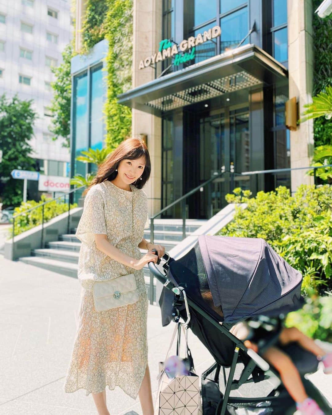 小林真由のインスタグラム：「⋆﻿ 9月からは我が家も少しずつ外に出始めて、通常運転スタート。久々にスケジュールのある毎日です🍁﻿ ﻿ 少し外に出たら新しいビルが色々なところに建っている！2020年が一瞬で過ぎそうだなぁ🥺﻿ ﻿ ﻿ ﻿ #ルシェルブルー #ツルバイマリコオイカワ #メトロシティ #ベビーカー #アップリカ #ファッション #コーデ #ママコーデ #女の子ママ #男の子ママ #ママライフ #コーディネート #1歳 #ベビー #二児の母 #coordinate #fashion」