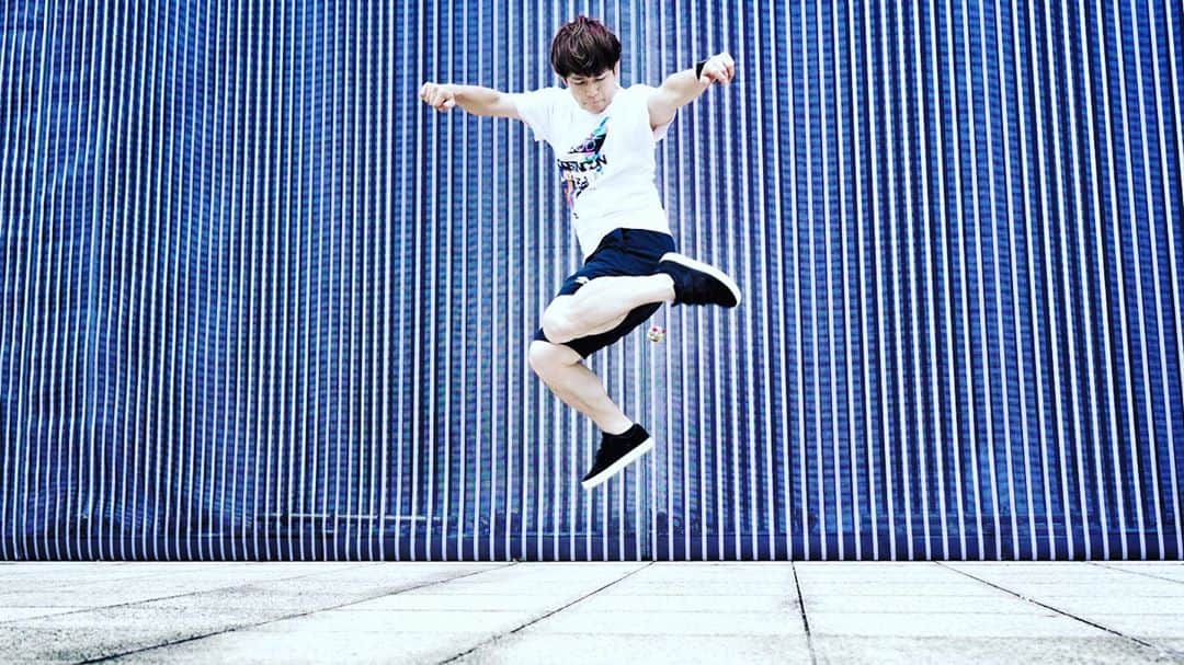 石田太志のインスタグラム：「Jumping. ･ #footbag #taishiishida #freestyle #soccer #follow #worldchampion #performance #performer #instagramer #hackysack #jump #yokohama #yokohamamuseumofart」