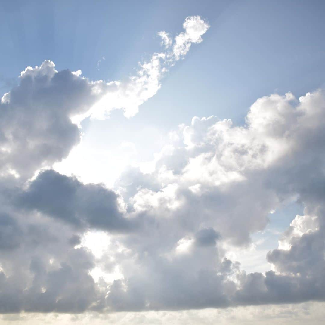 中塚美緒のインスタグラム：「大好きな宮古島の空の写真📸🌺 またこの空を仰ぎたい！  #あーかいぶぅ」