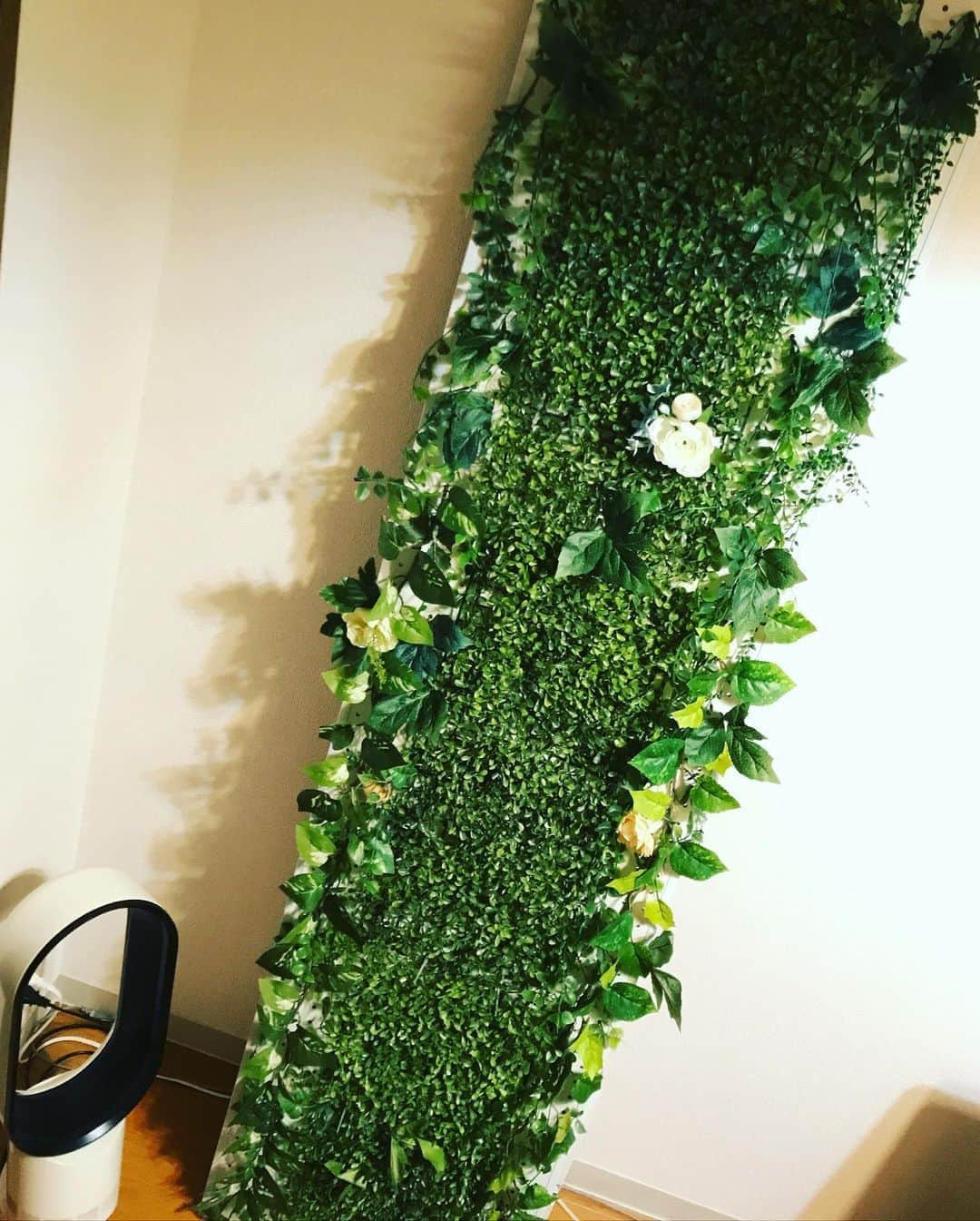 のインスタグラム：「パンチングボードにフェイクグリーン をつけていく作業🌳  有孔板なので  #リモートワーク　でも #おうち時にも　ちょっとした  #防音　#遮音　になりますよ🌳  しかし、意外と  2時間かかた…  なかなか重労働(ﾟoﾟ;;でした」