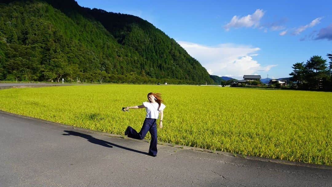 白井奈津さんのインスタグラム写真 - (白井奈津Instagram)「不意打ちだといい感じで 撮ると意気込むとポーズが変と言われますが  なにより、景色が素晴らしいわ⛰✨ ネイチャーーー！！！  #写真とは #ネイチャー #癒」9月10日 19時04分 - shirai_natsu