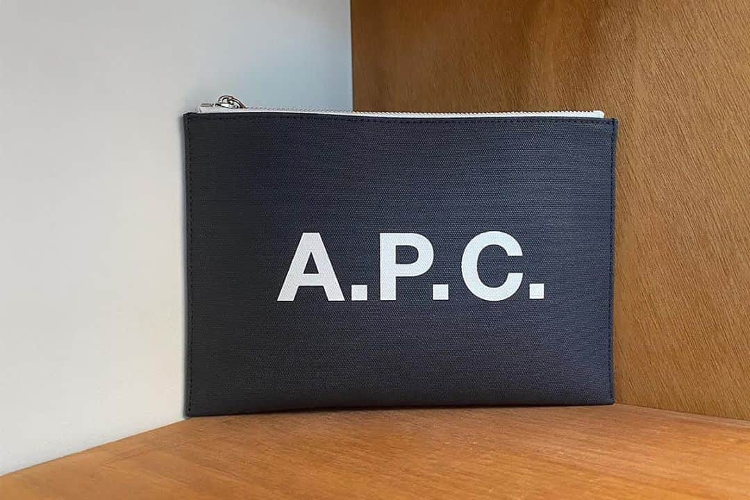 アーペーセーのインスタグラム：「From today, September 10th, get a free A.P.C. pouch with a qualifying purchase of 200€ while supplies last.⠀ ⠀ This offer is available in stores and apc.fr.⠀ ⠀ #APC #APCFW20」