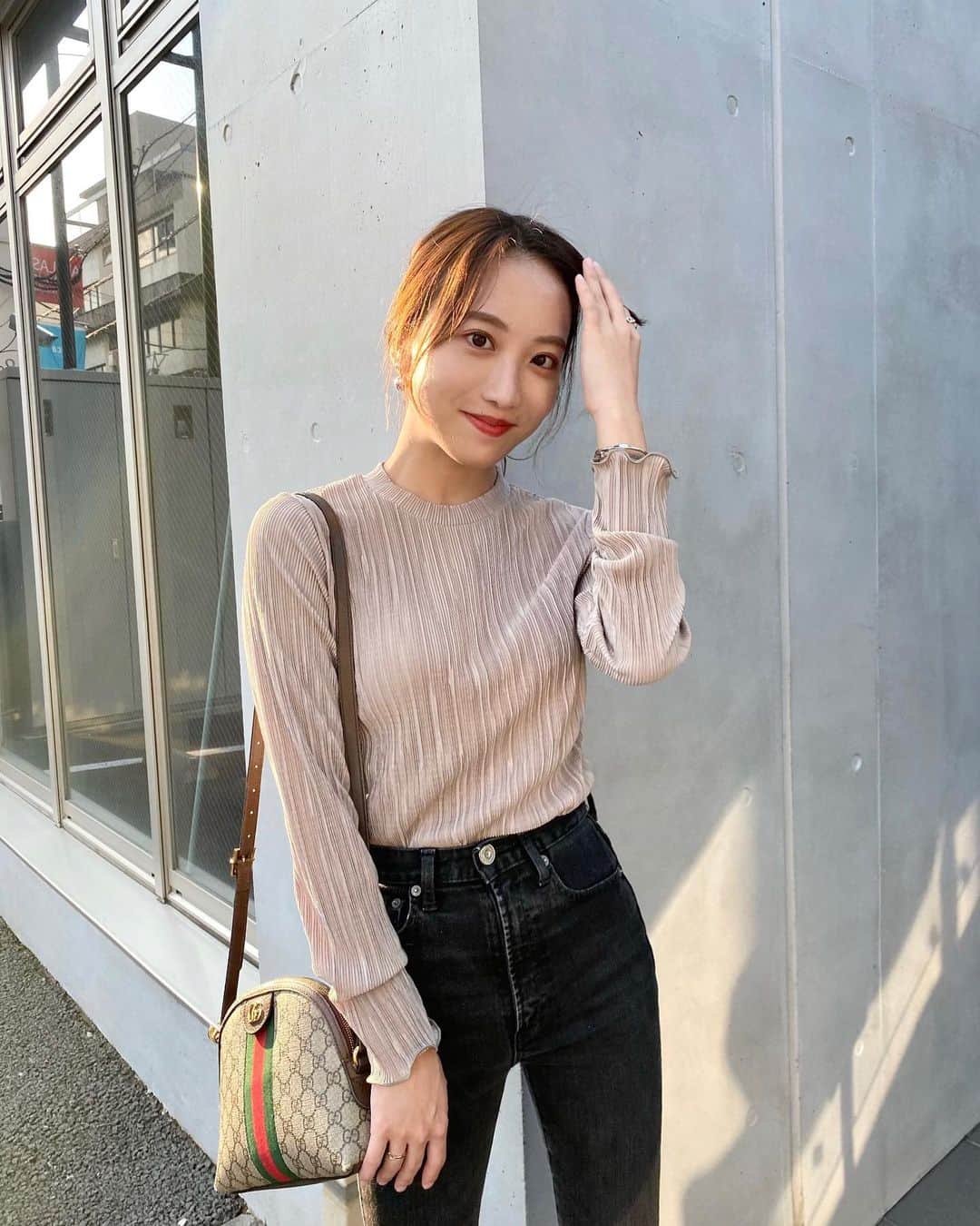 大野真昂のインスタグラム：「☺︎ ・ 最近涼しいから秋の先取りコーデ🍂 ・ 光沢があってプリーツが可愛いトップス。 シルエットも良いから着回しできそう〜🤍 ・ @fifth_store →40%OFF ・ #fifth #fifthtl #フィフス #細プリーツグロッシー長袖ブラウス #プリーツ #ブラウス #パンツコーデ #ブラウスコーデ #秋コーデ #Supported」