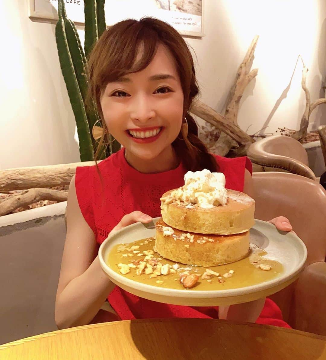 赤間有華のインスタグラム：「どっしりとした厚焼きパンケーキをダブルサイズで頼んだら、満腹になりました🥞🥞 。 #パンケーキ#メープルシロップ#バター#甘党#pancakes」