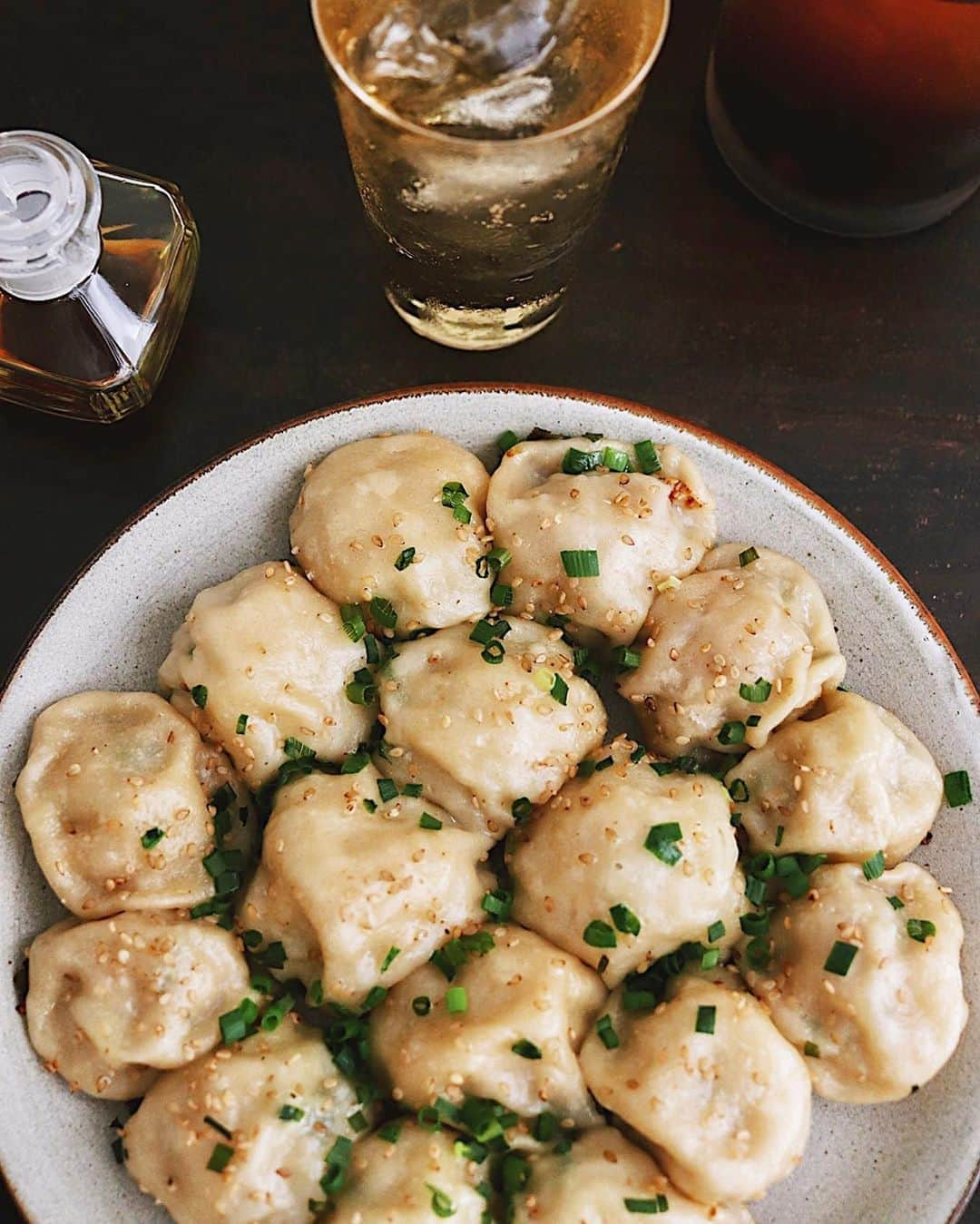 樋口正樹さんのインスタグラム写真 - (樋口正樹Instagram)「Pan fried pork bun . 今夜は生煎饅頭。 熱々注意なやつ。 . . #生煎饅頭 #生煎 #生煎包 #生煎馒头 #焼き小籠包 #包子 #熱々 #dumpling #shengjianmantou #shengjianbao #shanghaistreetfood #shanghaifood #panfriedporkbun #porkbun」9月10日 19時07分 - higuccini