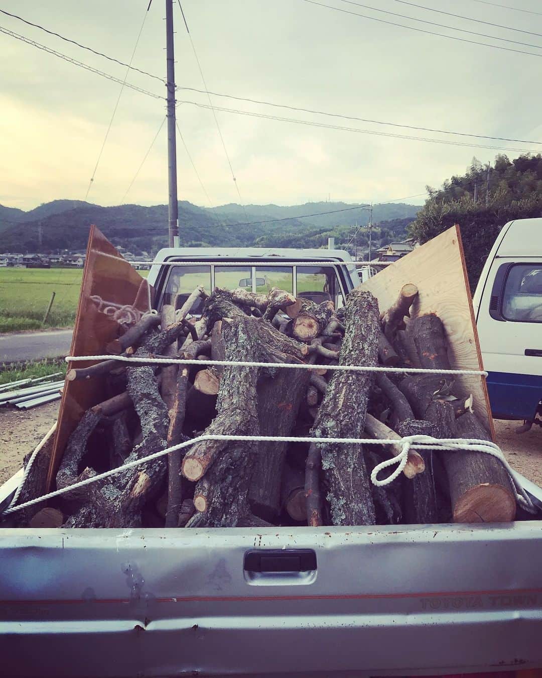 三宅洋平さんのインスタグラム写真 - (三宅洋平Instagram)「冬支度の季節 木こりたちの伐採現場へ 俺も縛れる男になりたい まずは南京縛りから #satoken」9月10日 19時16分 - miyake_yohei