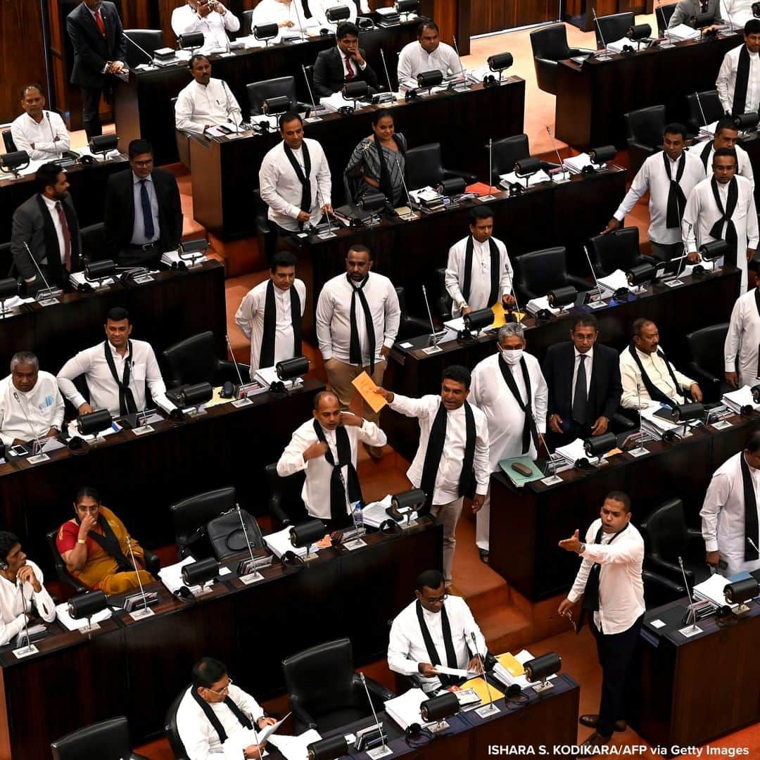 ABC Newsさんのインスタグラム写真 - (ABC NewsInstagram)「Sri Lanka's opposition legislators wear black shawls in parliament to protest as convicted murderer Premalal Jayasekara becomes the first convict facing a death sentence to become a legislator in Sri Lanka. #srilanka」9月10日 19時11分 - abcnews