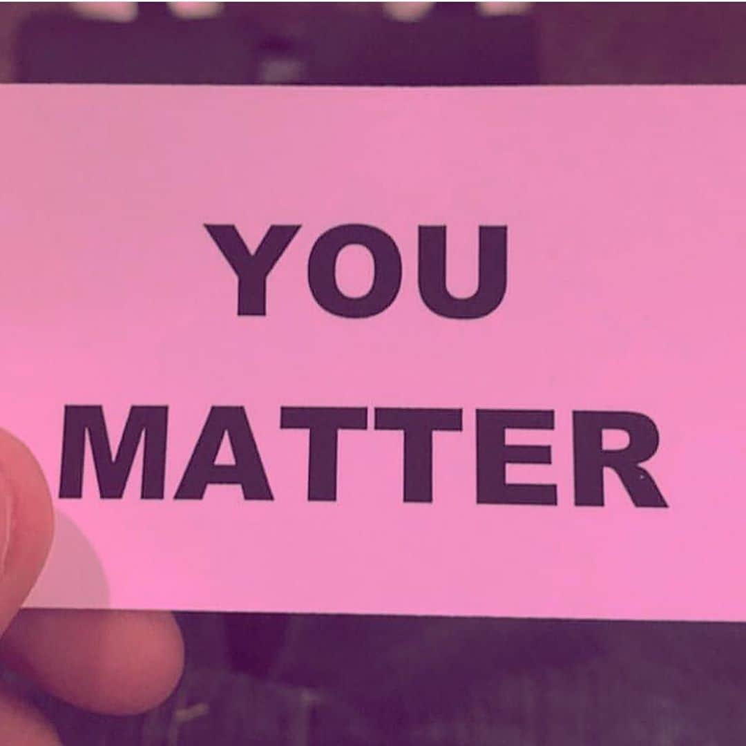 ルー・ティーズデールのインスタグラム：「Today is World Suicide Prevention day. We are all aware of people in our lives who are struggling. Make today be the day you make small steps towards becoming the friend they need. To quote the queen... in a world where you can be anything, be kind 🤍☁️ #worldsuicidepreventionday」