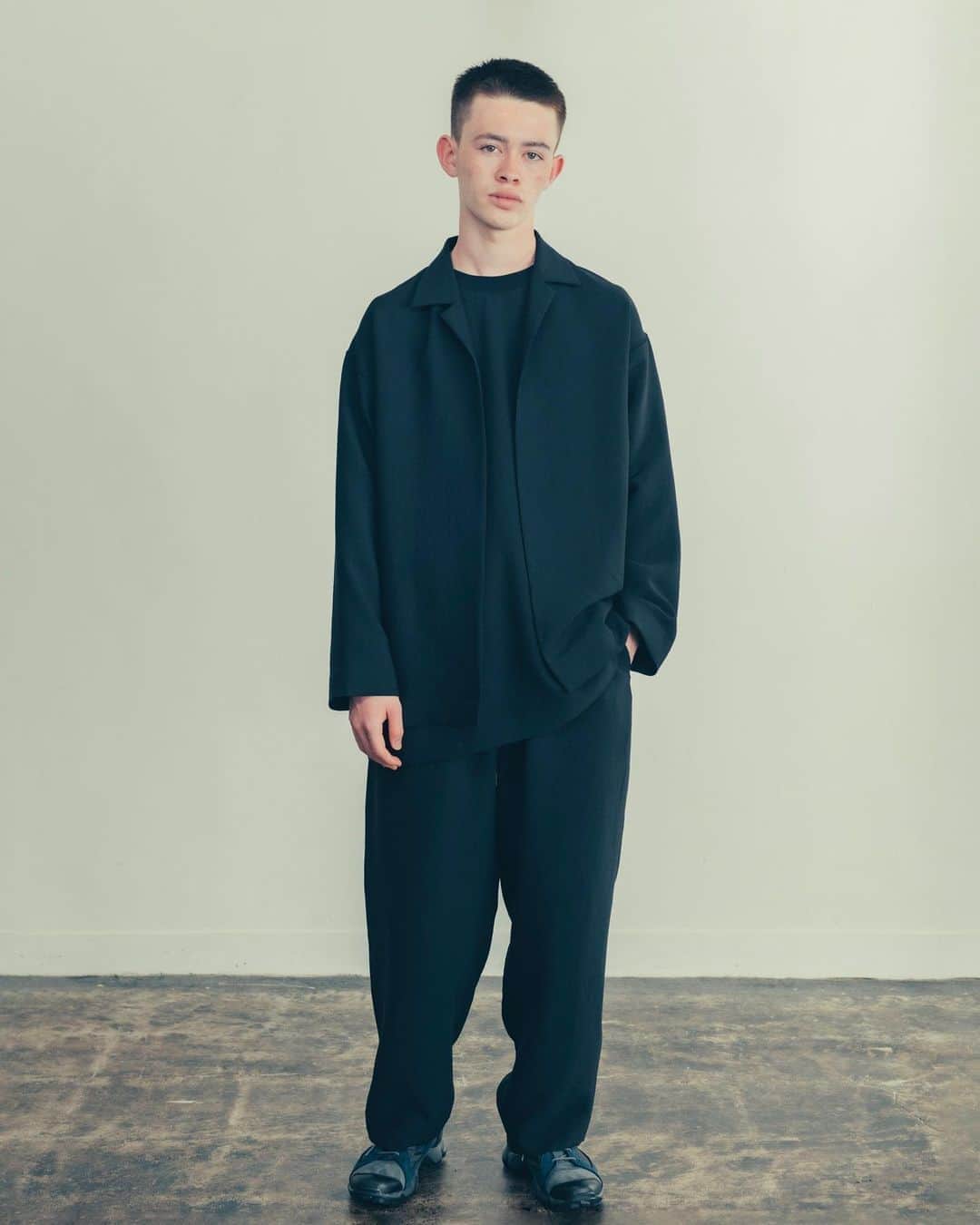 UNITED ARROWS & SONSさんのインスタグラム写真 - (UNITED ARROWS & SONSInstagram)「【 Info 】﻿ ＜UNITED ARROWS & SONS by DAISUKE OBANA＞ ﻿ N.HOOLYWOODのデザイナー 尾花大輔氏との新作のカプセルコレクションを9月12日(土)に発売いたします。 ﻿ 今シーズンはアップデートされた定番アイテムに加えて、新たにオリーブに近いダークブラウンのカラーをラインナップ。着用時に出るドレープやシルエットなどのディテールにもこだわっており、ルーズ過ぎずエレガントな雰囲気に仕上げています。快適な着心地でシワにもなりにくいため、ルームウェアとしても活躍します。シンプルな佇まいながら、存在感のあるコレクションをぜひご期待ください。 ﻿ ﻿ 取り扱い店舗： ﻿ ・ユナイテッドアローズ ﻿ ユナイテッドアローズ＆サンズ、ユナイテッドアローズ 渋谷スクランブルスクエア店、丸の内店、六本木ヒルズ店、新宿店、池袋店、柏店、横浜店、大阪メンズストア、札幌店、仙台店、新潟店、金沢店、名古屋店、福岡店、大分店、ユナイテッドアローズ＆サンズ オンラインストア﻿ ﻿ ・ビューティ＆ユース ﻿ ビューティ＆ユース 博多店﻿ ﻿ ※オンラインストアは後日発売となります。﻿ 現在一部アイテムの予約会開催中です。﻿ ﻿ A new capsule collection with N.HOOLYWOOD designer Daisuke Obana will be released on Saturday, September 12th.﻿ This season, in addition to the updated standard items, a new dark brown color close to olive is available. We are particular about details such as drapes and silhouettes that appear when worn, creating an elegant atmosphere without being too loose. As it is comfortable to wear and does not wrinkle easily, it can also be used as room wear. Please look forward to a collection that has a strong presence despite its simple appearance.﻿ ﻿ Store List:﻿ ・UNITED ARROWS﻿ Harajuku store, Shibuya Scramble Square store, Marunouchi store, Roppongi Hills store, Shinjuku store, Ikebukuro store, Kashiwa store, Yokohama store, Osaka Mens store, Sapporo store, Sendai store, Niigata store, Kanazawa store, Nagoya store, Fukuoka store, Oita store, ﻿ UNITED ARROWS & SONS Online store.﻿ ﻿ ・BEAUTY&YOUTH﻿ Hakata store.  #DaisukeObana #UnitedArrowsAndSons #UnitedArrows」9月10日 19時12分 - unitedarrowsandsons