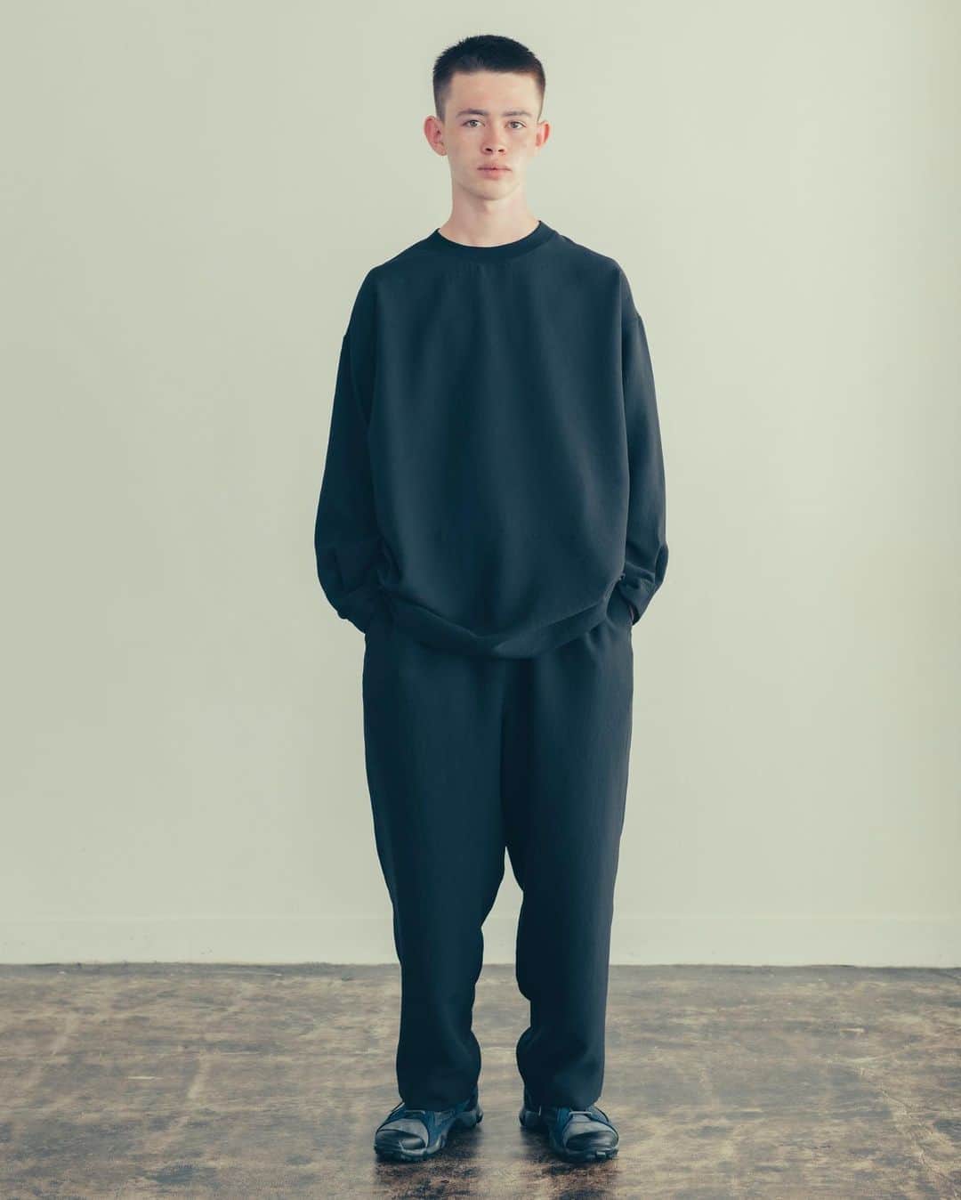 UNITED ARROWS & SONSさんのインスタグラム写真 - (UNITED ARROWS & SONSInstagram)「【 Info 】﻿ ＜UNITED ARROWS & SONS by DAISUKE OBANA＞ ﻿ N.HOOLYWOODのデザイナー 尾花大輔氏との新作のカプセルコレクションを9月12日(土)に発売いたします。 ﻿ 今シーズンはアップデートされた定番アイテムに加えて、新たにオリーブに近いダークブラウンのカラーをラインナップ。着用時に出るドレープやシルエットなどのディテールにもこだわっており、ルーズ過ぎずエレガントな雰囲気に仕上げています。快適な着心地でシワにもなりにくいため、ルームウェアとしても活躍します。シンプルな佇まいながら、存在感のあるコレクションをぜひご期待ください。 ﻿ ﻿ 取り扱い店舗： ﻿ ・ユナイテッドアローズ ﻿ ユナイテッドアローズ＆サンズ、ユナイテッドアローズ 渋谷スクランブルスクエア店、丸の内店、六本木ヒルズ店、新宿店、池袋店、柏店、横浜店、大阪メンズストア、札幌店、仙台店、新潟店、金沢店、名古屋店、福岡店、大分店、ユナイテッドアローズ＆サンズ オンラインストア﻿ ﻿ ・ビューティ＆ユース ﻿ ビューティ＆ユース 博多店﻿ ﻿ ※オンラインストアは後日発売となります。﻿ 現在一部アイテムの予約会開催中です。﻿ ﻿ A new capsule collection with N.HOOLYWOOD designer Daisuke Obana will be released on Saturday, September 12th.﻿ This season, in addition to the updated standard items, a new dark brown color close to olive is available. We are particular about details such as drapes and silhouettes that appear when worn, creating an elegant atmosphere without being too loose. As it is comfortable to wear and does not wrinkle easily, it can also be used as room wear. Please look forward to a collection that has a strong presence despite its simple appearance.﻿ ﻿ Store List:﻿ ・UNITED ARROWS﻿ Harajuku store, Shibuya Scramble Square store, Marunouchi store, Roppongi Hills store, Shinjuku store, Ikebukuro store, Kashiwa store, Yokohama store, Osaka Mens store, Sapporo store, Sendai store, Niigata store, Kanazawa store, Nagoya store, Fukuoka store, Oita store, ﻿ UNITED ARROWS & SONS Online store.﻿ ﻿ ・BEAUTY&YOUTH﻿ Hakata store.  #DaisukeObana #UnitedArrowsAndSons #UnitedArrows」9月10日 19時12分 - unitedarrowsandsons