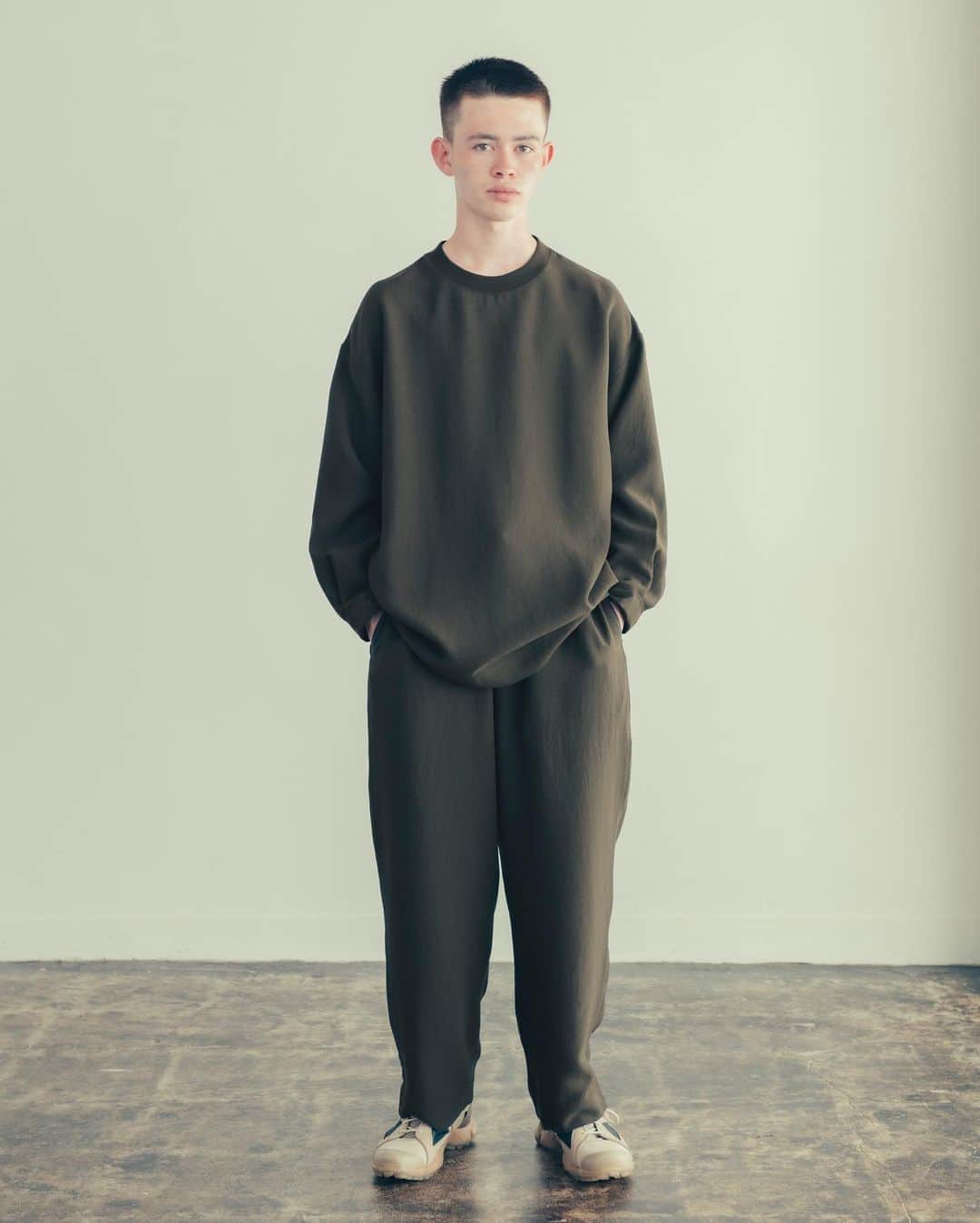 UNITED ARROWS & SONSさんのインスタグラム写真 - (UNITED ARROWS & SONSInstagram)「【 Info 】﻿ ＜UNITED ARROWS & SONS by DAISUKE OBANA＞ ﻿ N.HOOLYWOODのデザイナー 尾花大輔氏との新作のカプセルコレクションを9月12日(土)に発売いたします。 ﻿ 今シーズンはアップデートされた定番アイテムに加えて、新たにオリーブに近いダークブラウンのカラーをラインナップ。着用時に出るドレープやシルエットなどのディテールにもこだわっており、ルーズ過ぎずエレガントな雰囲気に仕上げています。快適な着心地でシワにもなりにくいため、ルームウェアとしても活躍します。シンプルな佇まいながら、存在感のあるコレクションをぜひご期待ください。 ﻿ ﻿ 取り扱い店舗： ﻿ ・ユナイテッドアローズ ﻿ ユナイテッドアローズ＆サンズ、ユナイテッドアローズ 渋谷スクランブルスクエア店、丸の内店、六本木ヒルズ店、新宿店、池袋店、柏店、横浜店、大阪メンズストア、札幌店、仙台店、新潟店、金沢店、名古屋店、福岡店、大分店、ユナイテッドアローズ＆サンズ オンラインストア﻿ ﻿ ・ビューティ＆ユース ﻿ ビューティ＆ユース 博多店﻿ ﻿ ※オンラインストアは後日発売となります。﻿ 現在一部アイテムの予約会開催中です。﻿ ﻿ A new capsule collection with N.HOOLYWOOD designer Daisuke Obana will be released on Saturday, September 12th.﻿ This season, in addition to the updated standard items, a new dark brown color close to olive is available. We are particular about details such as drapes and silhouettes that appear when worn, creating an elegant atmosphere without being too loose. As it is comfortable to wear and does not wrinkle easily, it can also be used as room wear. Please look forward to a collection that has a strong presence despite its simple appearance.﻿ ﻿ Store List:﻿ ・UNITED ARROWS﻿ Harajuku store, Shibuya Scramble Square store, Marunouchi store, Roppongi Hills store, Shinjuku store, Ikebukuro store, Kashiwa store, Yokohama store, Osaka Mens store, Sapporo store, Sendai store, Niigata store, Kanazawa store, Nagoya store, Fukuoka store, Oita store, ﻿ UNITED ARROWS & SONS Online store.﻿ ﻿ ・BEAUTY&YOUTH﻿ Hakata store.  #DaisukeObana #UnitedArrowsAndSons #UnitedArrows」9月10日 19時12分 - unitedarrowsandsons