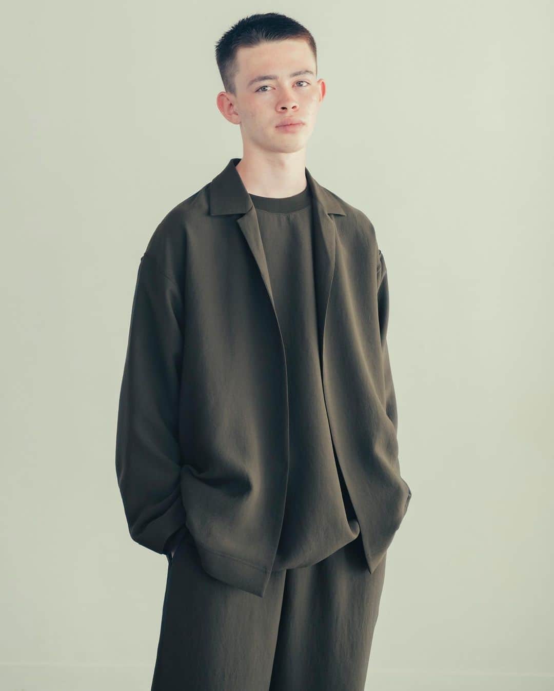 UNITED ARROWS & SONSさんのインスタグラム写真 - (UNITED ARROWS & SONSInstagram)「【 Info 】﻿ ＜UNITED ARROWS & SONS by DAISUKE OBANA＞ ﻿ N.HOOLYWOODのデザイナー 尾花大輔氏との新作のカプセルコレクションを9月12日(土)に発売いたします。 ﻿ 今シーズンはアップデートされた定番アイテムに加えて、新たにオリーブに近いダークブラウンのカラーをラインナップ。着用時に出るドレープやシルエットなどのディテールにもこだわっており、ルーズ過ぎずエレガントな雰囲気に仕上げています。快適な着心地でシワにもなりにくいため、ルームウェアとしても活躍します。シンプルな佇まいながら、存在感のあるコレクションをぜひご期待ください。 ﻿ ﻿ 取り扱い店舗： ﻿ ・ユナイテッドアローズ ﻿ ユナイテッドアローズ＆サンズ、ユナイテッドアローズ 渋谷スクランブルスクエア店、丸の内店、六本木ヒルズ店、新宿店、池袋店、柏店、横浜店、大阪メンズストア、札幌店、仙台店、新潟店、金沢店、名古屋店、福岡店、大分店、ユナイテッドアローズ＆サンズ オンラインストア﻿ ﻿ ・ビューティ＆ユース ﻿ ビューティ＆ユース 博多店﻿ ﻿ ※オンラインストアは後日発売となります。﻿ 現在一部アイテムの予約会開催中です。﻿ ﻿ A new capsule collection with N.HOOLYWOOD designer Daisuke Obana will be released on Saturday, September 12th.﻿ This season, in addition to the updated standard items, a new dark brown color close to olive is available. We are particular about details such as drapes and silhouettes that appear when worn, creating an elegant atmosphere without being too loose. As it is comfortable to wear and does not wrinkle easily, it can also be used as room wear. Please look forward to a collection that has a strong presence despite its simple appearance.﻿ ﻿ Store List:﻿ ・UNITED ARROWS﻿ Harajuku store, Shibuya Scramble Square store, Marunouchi store, Roppongi Hills store, Shinjuku store, Ikebukuro store, Kashiwa store, Yokohama store, Osaka Mens store, Sapporo store, Sendai store, Niigata store, Kanazawa store, Nagoya store, Fukuoka store, Oita store, ﻿ UNITED ARROWS & SONS Online store.﻿ ﻿ ・BEAUTY&YOUTH﻿ Hakata store.  #DaisukeObana #UnitedArrowsAndSons #UnitedArrows」9月10日 19時12分 - unitedarrowsandsons
