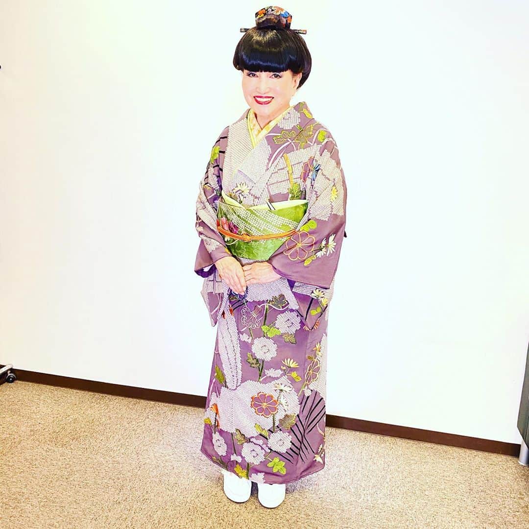 黒柳徹子さんのインスタグラム写真 - (黒柳徹子Instagram)「今日は、「日立 世界ふしぎ発見！」本番2本。 1枚目のお着物は、青紫地に御所解文様と透かし模様が入った単衣です。 2枚目は、薄あずき色地に絞りと刺繍で扇面と菊が描かれた袷のお着物です。 2枚ともアンティークです💕」9月10日 19時13分 - tetsukokuroyanagi