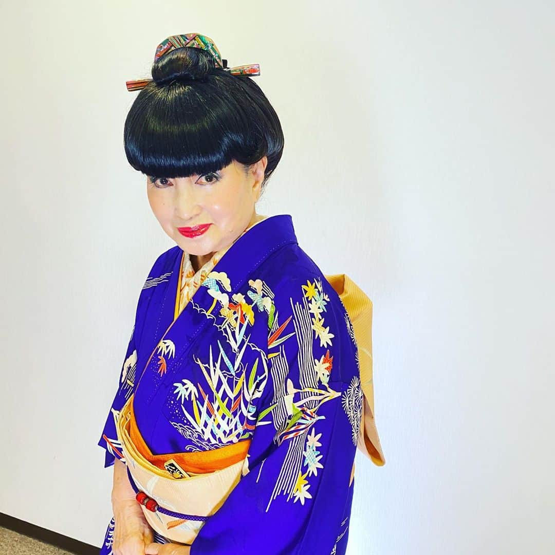 黒柳徹子さんのインスタグラム写真 - (黒柳徹子Instagram)「今日は、「日立 世界ふしぎ発見！」本番2本。 1枚目のお着物は、青紫地に御所解文様と透かし模様が入った単衣です。 2枚目は、薄あずき色地に絞りと刺繍で扇面と菊が描かれた袷のお着物です。 2枚ともアンティークです💕」9月10日 19時13分 - tetsukokuroyanagi