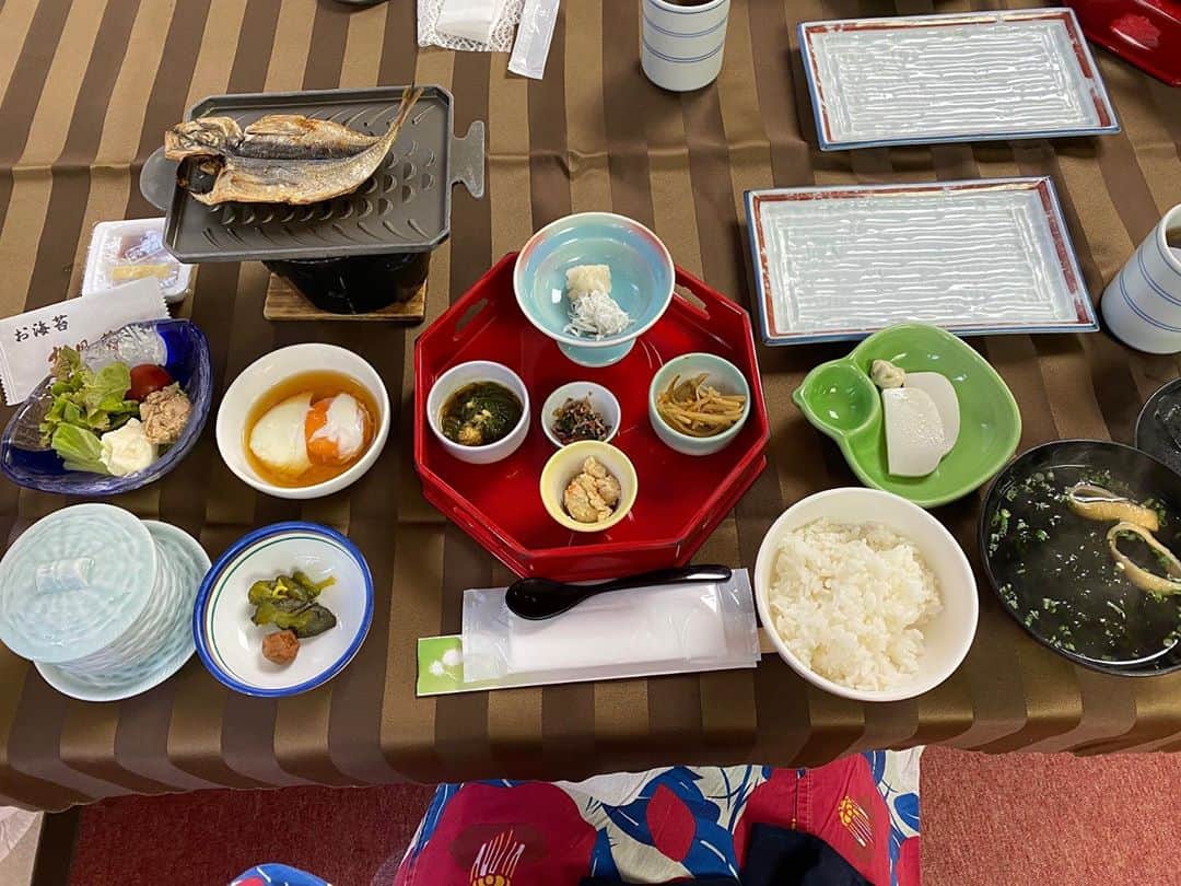 西村季里子さんのインスタグラム写真 - (西村季里子Instagram)「・  お部屋でまったり食べる 旅館のご飯が最高に美味しかった🥺❤️  色んな種類を ちょこちょこ食べれるスタイル 大好きなんだよね〜〜〜💓💓  鯛の煮付けがとても美味しくて 2人してお腹いっぱいでも 感動して食べた🐡✨✨✨  朝ごはんも寝起きながらも 美味しくいただきました🙏🏻  「松風苑」さん、お世話になりました🌸  #熱海 #熱海旅行  #旅館 #松風苑 #お料理 #部屋食 #最高 #鯛の煮付け #感動 #follow#followｍe」9月10日 19時14分 - kiriko_nishimura