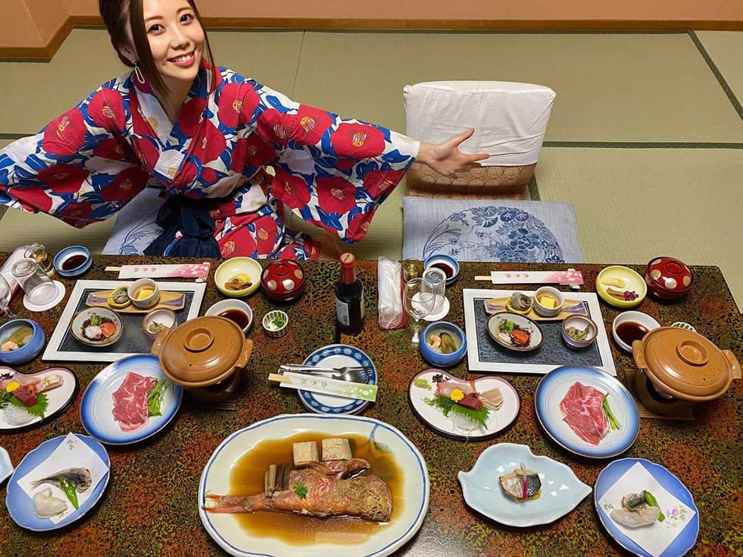 西村季里子のインスタグラム：「・  お部屋でまったり食べる 旅館のご飯が最高に美味しかった🥺❤️  色んな種類を ちょこちょこ食べれるスタイル 大好きなんだよね〜〜〜💓💓  鯛の煮付けがとても美味しくて 2人してお腹いっぱいでも 感動して食べた🐡✨✨✨  朝ごはんも寝起きながらも 美味しくいただきました🙏🏻  「松風苑」さん、お世話になりました🌸  #熱海 #熱海旅行  #旅館 #松風苑 #お料理 #部屋食 #最高 #鯛の煮付け #感動 #follow#followｍe」