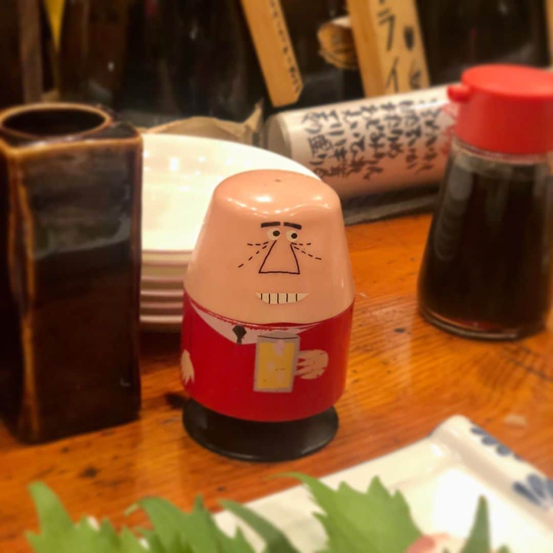 野宮真貴さんのインスタグラム写真 - (野宮真貴Instagram)「.﻿ 東京は夜の七時♪﻿ ﻿ トリスおじさんと晩酌🍶﻿ ﻿ #東京は夜の七時 #トリスおじさん #アンクルトリス #子供の頃うちにあった #野宮真貴 #missmakinomiya」9月10日 19時14分 - missmakinomiya