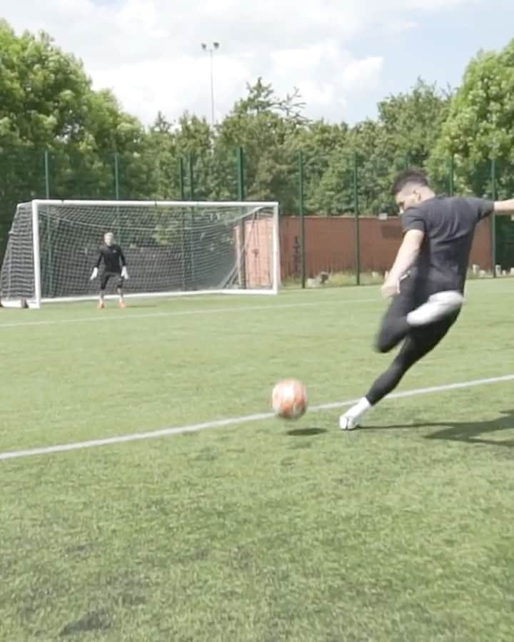 F2Freestylersのインスタグラム：「When you connect with a half volley! 😍🤩 Which one is better 1️⃣ or 2️⃣? 🎯」