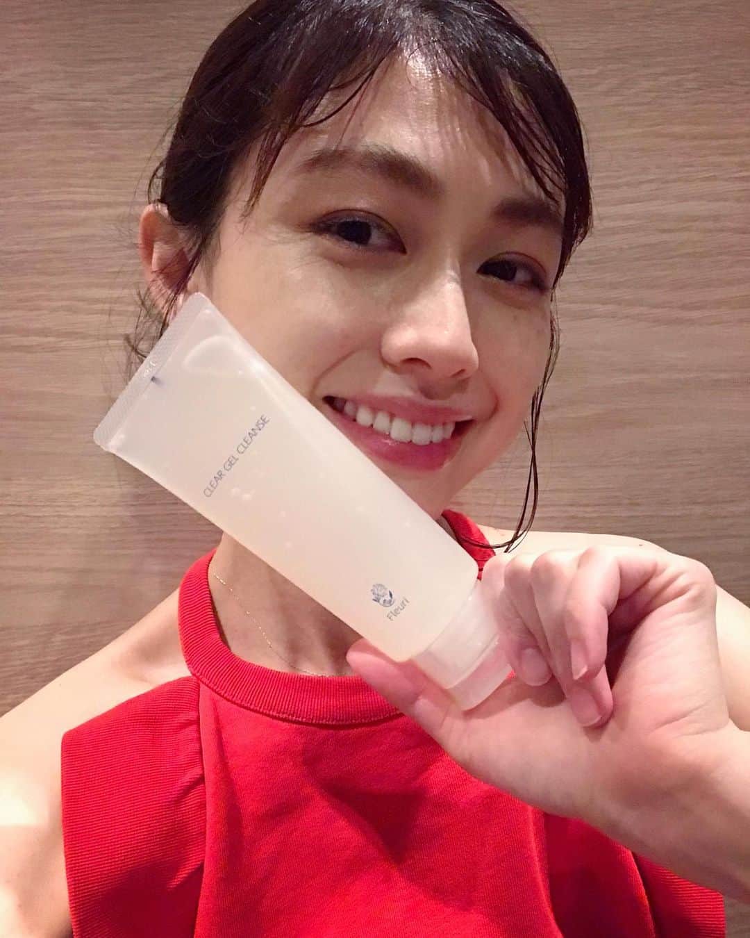 木野園子さんのインスタグラム写真 - (木野園子Instagram)「撮影でしっかりメイクをしたもらったり、普段のメイクもちゃんと落としたいとついつい力が入りがちな私💨メイク落としに力は必要ない、優しくゆっくり時間をかけることが大切✨と教えてもらってfleuri @fleuri.ccを使ってメイク落としをしています🌼 美容皮膚科医、エステティシャン、管理栄養士の方々が共同で開発したfleuriは優しく洗って毛穴の汚れまでしっかり除去してくれる。毎日のクレンジングを大切にしてお肌を変えていこうと思います🌈  #beauty #skincare #make #fleuri #フルリ#フルリクリアゲルクレンズ#スキンケア#クレンジングジェル＃無添加#美肌」9月10日 19時19分 - kinosonoko