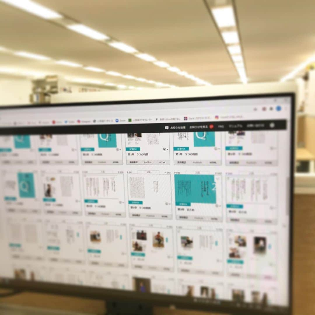 福田葉子さんのインスタグラム写真 - (福田葉子Instagram)「何十年、何百回もやってるのに毎回、入稿でテンパるのはなぜなのか…。著者もライターも私もデザイナーもベテラン揃いなのに全員よれよれのボロボロである。この秋発売の単行本、入稿真っ只中、お互い倒れないよう声をかけあいながらゴール目指してひた走る…明日はどっちだ！ #editor #editorial #deadline #goal #busybusy #hardwork #book #fashion #入稿　#締め切り　#デッドライン　#ギリギリ　#やばい　#がんばれ #がんばろう #編集者　#編集部　#仕事　#眠い　#寝たい #ゴール目前」9月10日 19時20分 - yoyoyokoko