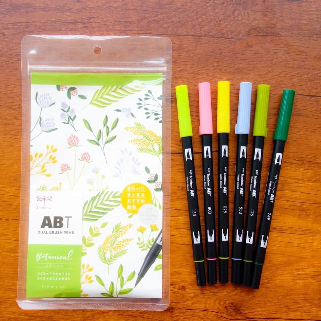トンボ鉛筆さんのインスタグラム写真 - (トンボ鉛筆Instagram)「#ABT6色セット から今日は「ボタニカル」を紹介🌿🌳🌷 どの色を使ってもまとまる6色がセットになっているので、ABTの入門セットとして人気です🍄 裏写りしにくいABT＆薄めの色も入っている「ボタニカル」はバレットジャーナルにもおすすめ。 パッケージの台紙は切り取ると封筒テンプレートにもなるので、オリジナルのミニ封筒を作る際に役立ちます💡  ABTだけで塗った時と水筆も合わせて使った時とで表情が変わるので、バレットジャーナルにはABTのみ・カード作りやイラストでは水筆も合わせて、などなど色々なアレンジを楽しんでみてください🎉 . . . #bujoinspiration #bujoinsire #bujojunkie #bujoideas #bujocolors #stationery #stationerylove #papercraft #バレットジャーナル #ジャーナリング #文具好き #文房具好き #ノート術 #カード #手帳術 #手帳の中身 #bulletjournalcommunity #手帳ライフ #手帳好きさんと繋がりたい #ABT #手描き #doodle #doodlesofinstagram #doodles #tombowfunart #tombow　#dualbrushpen　#tombowdualbrushpen #tombowabt」9月10日 19時21分 - tombowpencil