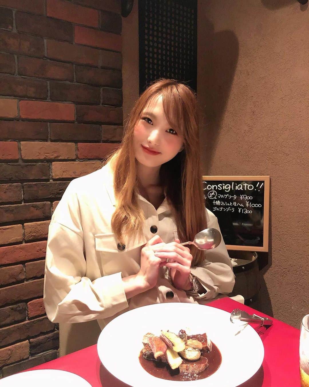 さやかさんのインスタグラム写真 - (さやかInstagram)「あっちゃんと素敵な時間が 赤いテーブルだよーん🥰🍾♥️💓😍💕💓❤️ 🐼いつもありがとうございます♥️皆様イチナナLIVEアプリダウンロード無料です💓さやか０９０４🍉検索🍉‼️出てきます🌈♥️毎朝5時55分から6時半までLIVE配信中🐼🐼毎朝待ってます🥂👗💓🌈🙌あっちゃん♥️Ask♥️も時間帯をずらしてエランドール後イチナナLIVE配信中💁🏼‍♀️こちらも盛り上がってるので是非来てください💕🎉♣️🌈🤍エランドール🎷ＰＭ8:00-ＡＭ1:00です🚨エランドールにも是非遊びに来てください〜✌️🐰💕🌻 #帯広エランドール #帯広E'lan d'or#帯広ラウンジ #帯広スナック#帯広snack #帯広 #十勝帯広 #帯広飲み屋 #帯広写真 #帯広ローヤルプラザビル #北海道 #帯広可愛い #帯広ホステス #帯広飲み放題 #帯広アルバイト募集#帯広アルバイト#帯広求人 #帯広おすすめ #帯広女の子#帯広バイト募集 #帯広オシャレ#帯広グルメ#帯広看板娘#帯広ダンス#帯広オフィスK#帯広祭り#帯広コスプレ#帯広イベント#帯広ターゲット」9月10日 19時23分 - sa0904ya