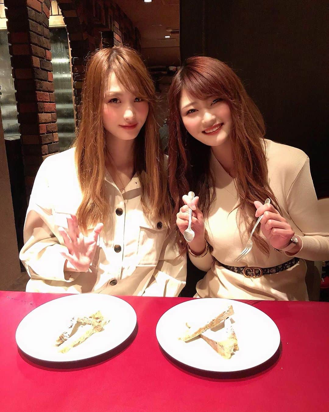 さやかさんのインスタグラム写真 - (さやかInstagram)「あっちゃんと素敵な時間が 赤いテーブルだよーん🥰🍾♥️💓😍💕💓❤️ 🐼いつもありがとうございます♥️皆様イチナナLIVEアプリダウンロード無料です💓さやか０９０４🍉検索🍉‼️出てきます🌈♥️毎朝5時55分から6時半までLIVE配信中🐼🐼毎朝待ってます🥂👗💓🌈🙌あっちゃん♥️Ask♥️も時間帯をずらしてエランドール後イチナナLIVE配信中💁🏼‍♀️こちらも盛り上がってるので是非来てください💕🎉♣️🌈🤍エランドール🎷ＰＭ8:00-ＡＭ1:00です🚨エランドールにも是非遊びに来てください〜✌️🐰💕🌻 #帯広エランドール #帯広E'lan d'or#帯広ラウンジ #帯広スナック#帯広snack #帯広 #十勝帯広 #帯広飲み屋 #帯広写真 #帯広ローヤルプラザビル #北海道 #帯広可愛い #帯広ホステス #帯広飲み放題 #帯広アルバイト募集#帯広アルバイト#帯広求人 #帯広おすすめ #帯広女の子#帯広バイト募集 #帯広オシャレ#帯広グルメ#帯広看板娘#帯広ダンス#帯広オフィスK#帯広祭り#帯広コスプレ#帯広イベント#帯広ターゲット」9月10日 19時23分 - sa0904ya