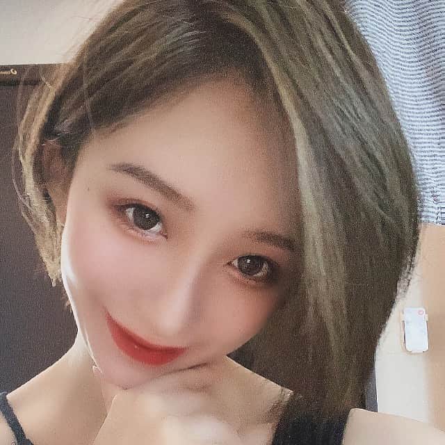 大石ほのかのインスタグラム：「今日メイク濃いめ👍💜🧡 . 明日から外食控える .    #likeforlike#❤#followforfollowback#follow#me#baby#likeforfollow #ススキノ#like4likes #pregnant#love#pregnancyphoto #photo#かわいい#dog#犬#海#空#sea #family#followｍe#follow4follow#f4f#pretty#cutedog#makeup #撮影#shorthair #dinner」