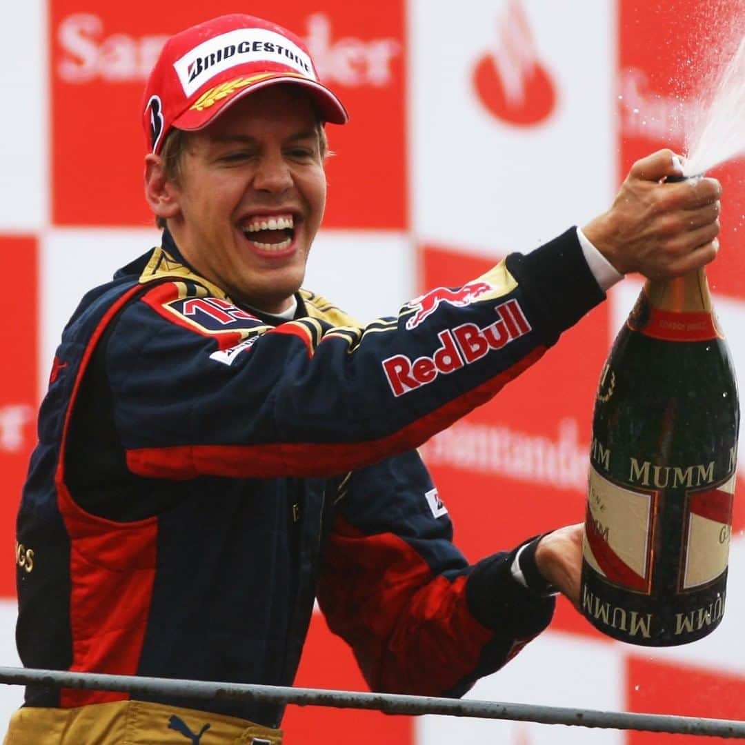 F1さんのインスタグラム写真 - (F1Instagram)「Four teams, one smile - it's the evolution of Sebastian Vettel! 😁💪 . He's set to write a new chapter of his illustrious career with Aston Martin F1 Team from 2021 📝 . #F1 #Formula1 #Motorsports #SebastianVettel #Vettel」9月10日 19時25分 - f1