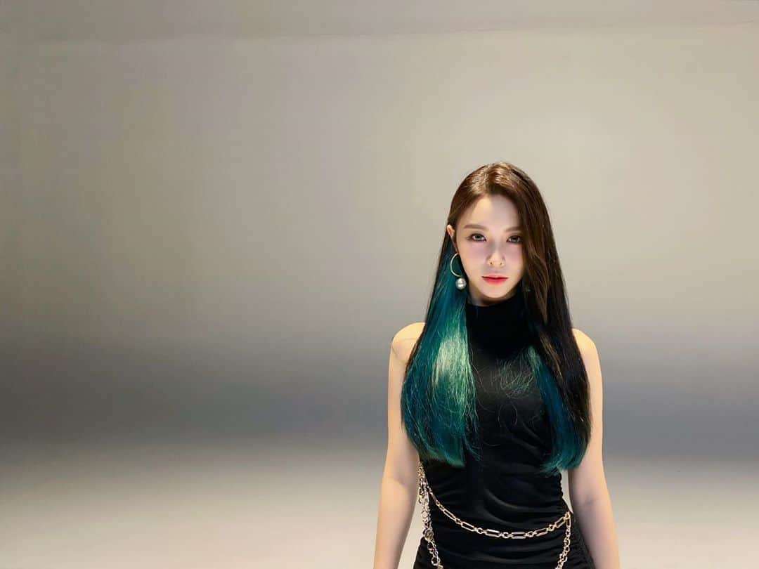 エルキーのインスタグラム：「New day New start💚💙 Start your day with #CLC_Helicopter 💟」
