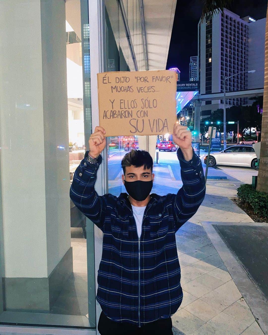 Sebastián Villalobosのインスタグラム：「QEPD Javier Ordóñez  —————————— Anoche en Bogotá (Colombia) dos policías acabaron con la vida de Javier Ordóñez, abogado de 43 años y padre de 2 hijos. Después de varias descargas eléctricas con un Taser, él rogó indefenso en repetidas ocasiones pidiendo que “POR FAVOR” se detuvieran, ellos sólo continuaron su agresión y acabaron con su vida.   Esta es sólo una de las cientos de historias que vive diariamente mi país, estamos muriendo a manos de quienes se supone están para “protegernos y cuidarnos”. Esto necesita estar en los ojos del mundo, el abuso policial es una pandemia. EXIGIMOS A LAS AUTORIDADES QUE HAYA JUSTICIA PARA LOS ASESINOS DE JAVIER, ESTO NO PUEDE QUEDAR IMPUNE, POR RESPETO A LA FAMILIA DE JAVIER Y A TODOS NOSOTROS COMO COLOMBIANOS. 🇨🇴  #ColombianLivesMatter 💔」