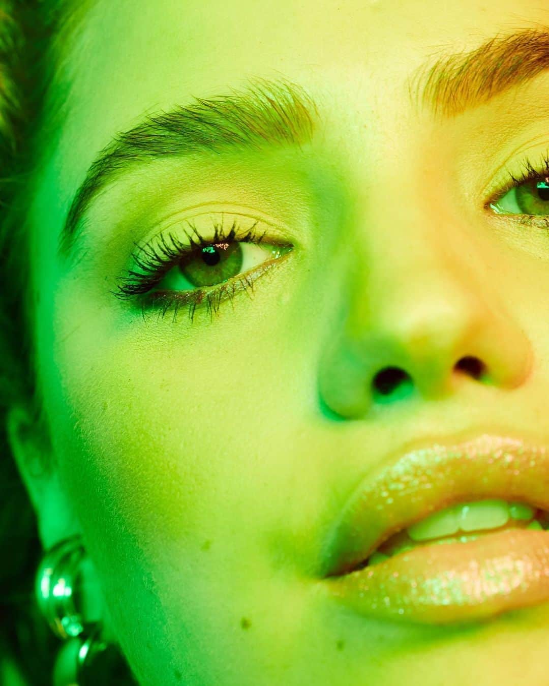 ブリー・キッシュのインスタグラム：「a lil no retouching moment with @devontrunk 🦎🦠🧩🧚🏼‍♂️🧪🔫」