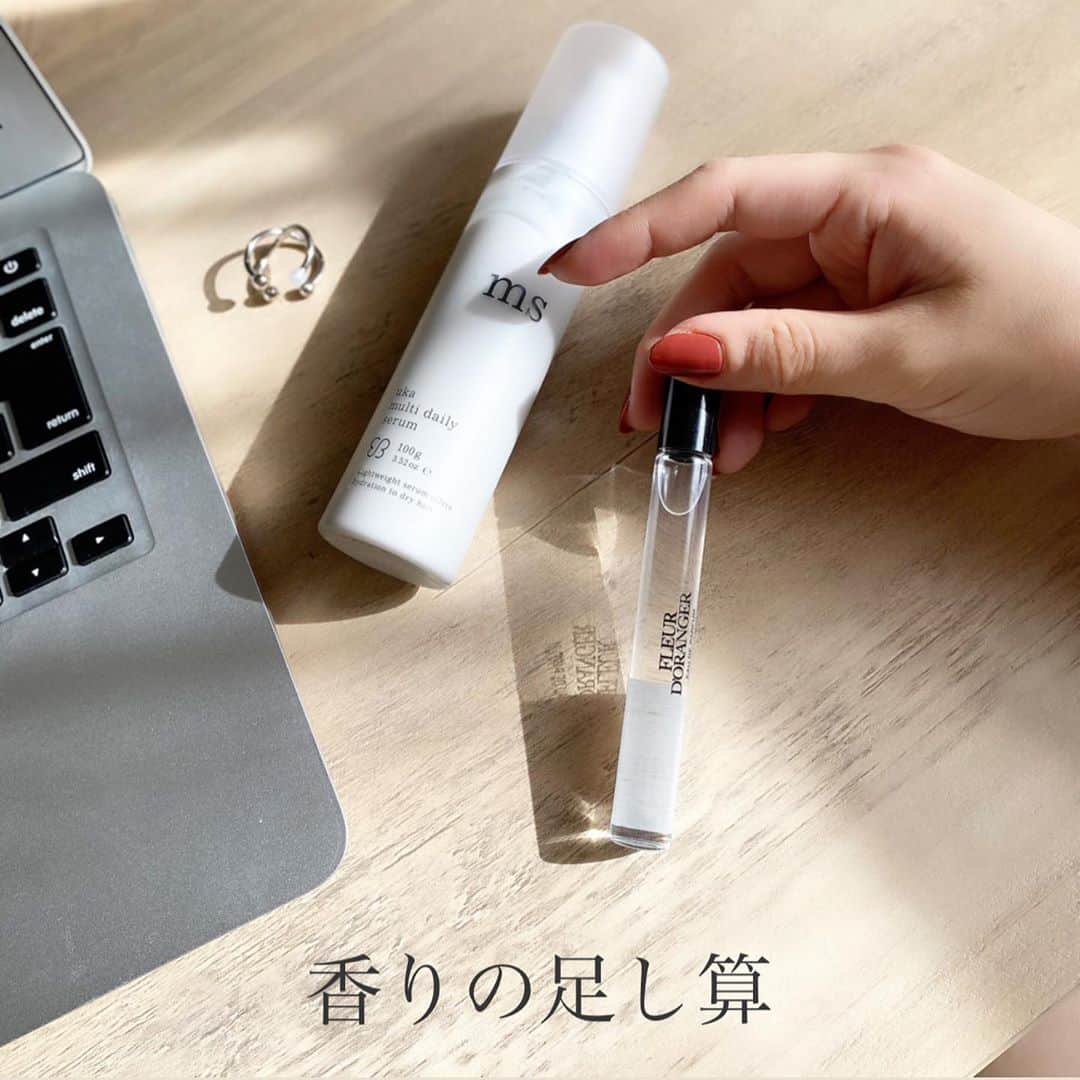 保科真紀さんのインスタグラム写真 - (保科真紀Instagram)「.﻿ これは私の香水と合わない‼️﻿ と、思われることがないように、﻿ 心地よく香るヘアクリーム﻿ #マルチデイリーセラム 🍃✨﻿ 天然香料に拘ってつくりました﻿ ﻿ #香りの足し算﻿ を、お気に入りの香水と楽しんでみてください😌🧡﻿ ﻿ #リモートワーク や気分転換したい時は﻿ 香りのチカラに頼るのが効果的🙌﻿ 今日も頑張ろう☺︎﻿ ﻿ ﻿ ﻿ ﻿ #uka#ウカ#スタイリング剤﻿ #zara#ザラ#zaraemotions ﻿ #jomalone#フレグランス﻿ ﻿ #コスメ#コスメ好きさんと繋がりたい ﻿ #香水#香りのある暮らし ﻿ #美容#美容好きな人と繋がりたい ﻿ #30代ヘアスタイル#30代美容 ﻿ #コスメキッチン#ナチュラルコスメ﻿ #サンダルウッド#ゼラニウム﻿ #オレンジフラワー#ネロリ#イランイランの香り ﻿ ﻿」9月10日 10時47分 - uka_makihoshina