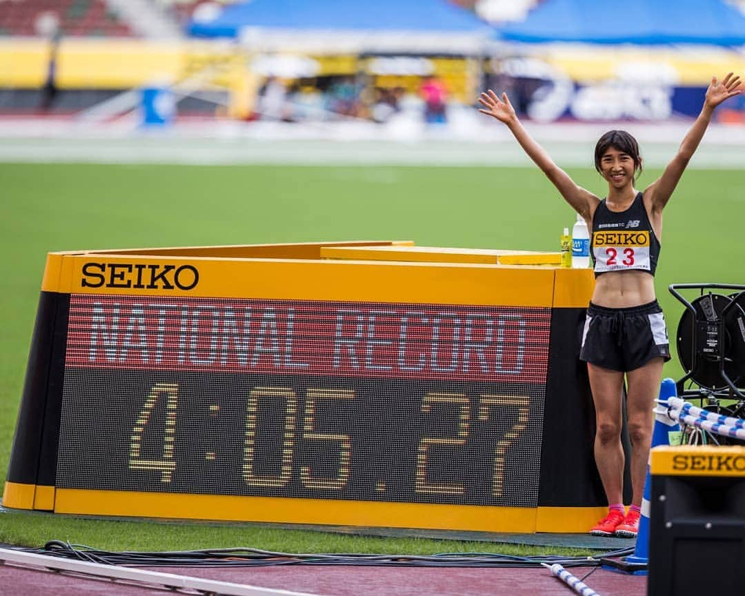 北川まみのインスタグラム：「今週のゲツキン火曜日は、日本陸上界の新星！日本記録を次々に塗り替える、田中希実選手をご紹介しました❤  最後の鐘が鳴ってからのラストスパートは、あまりに圧倒的すぎてびっくり！！ラスト1周だけ短距離の選手がよーいドンしたみたいな加速😲😲😲誰もついていけない！圧巻です😲 兵庫県小野市は、日本のケニアだヽ(*´∀｀)ノ  #ゲツキン #田中希実 選手 #同志社大学 の子でうれしい #兵庫県小野市 #偉大な陸上選手輩出しすぎな件 #あと久しぶりに大和田常務じゃない団長さん登場 #髪が無造作 #なつかしみ」