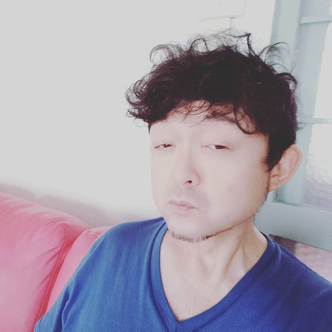 松本隆博のインスタグラム：「。 み～な～お～は… 寝不足！髪爆発！目玉細！ の松本隆博です(~0~)。  約1ヶ月ぶりに来て、冷蔵庫に 10個入り卵を見つけてしまい 見なかった事にしています… (¯―¯٥)  涼しくなっては来ましたが これからの季節の辛さはね？ コロナ禍で今年はそれ程でも ないけれど、、、全国北から 南までを10日まで間ツアー をするとね、、半袖も長そでも どうかしたらダウンも必要な 時ある。それをね全部行程を 考えながら、もちろん飛行機や 車や新幹線で渡り回るので、、 Live内容よりもその段取りで 疲れてしまいます… 14年間二千回を超え、ほぼ 忘れ物をした事ないのが自慢。 ま神経質すり減ってツアー終えた 日は、真っ白ジョーになって います、、、今みたいな顔に なります（笑）(^-^)  では皆さん素敵な一日をーー  人生遊歩道」