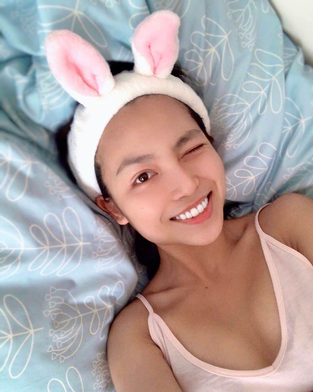 志摩マキさんのインスタグラム写真 - (志摩マキInstagram)「ตาเป็นอะไร?555 waiting🐢 #goodmorning #おはよう　#lazyday #🐇　#bunny #❤️ #🇹🇭 #🇯🇵 #🇺🇸」9月10日 10時58分 - makishimaaa