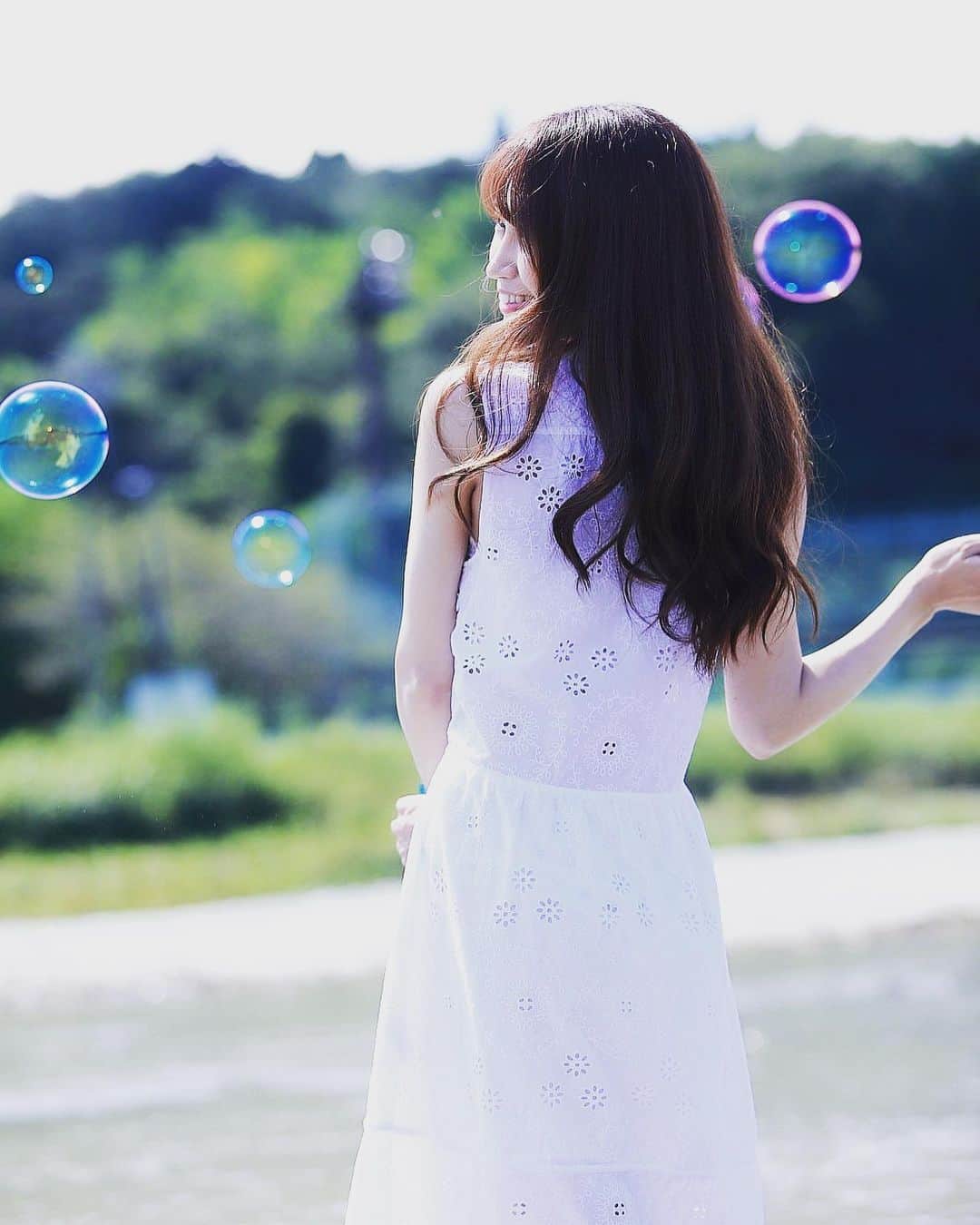 のインスタグラム：「しゃぽんたま  ぷわぷわ♡  #シャボン玉 #夏の終わり #撮影会 #被写体 #写真 #撮影会モデル #川 #ワンピース #photography #japanesegirl #写真好きな人と繋がりたい #写真部 #picture #likeforlikes #followｍe #フォローミー #美男美女と繋がりたい #可愛い女の子 #綺麗なお姉さん #綺麗になりたい #綺麗な景色」