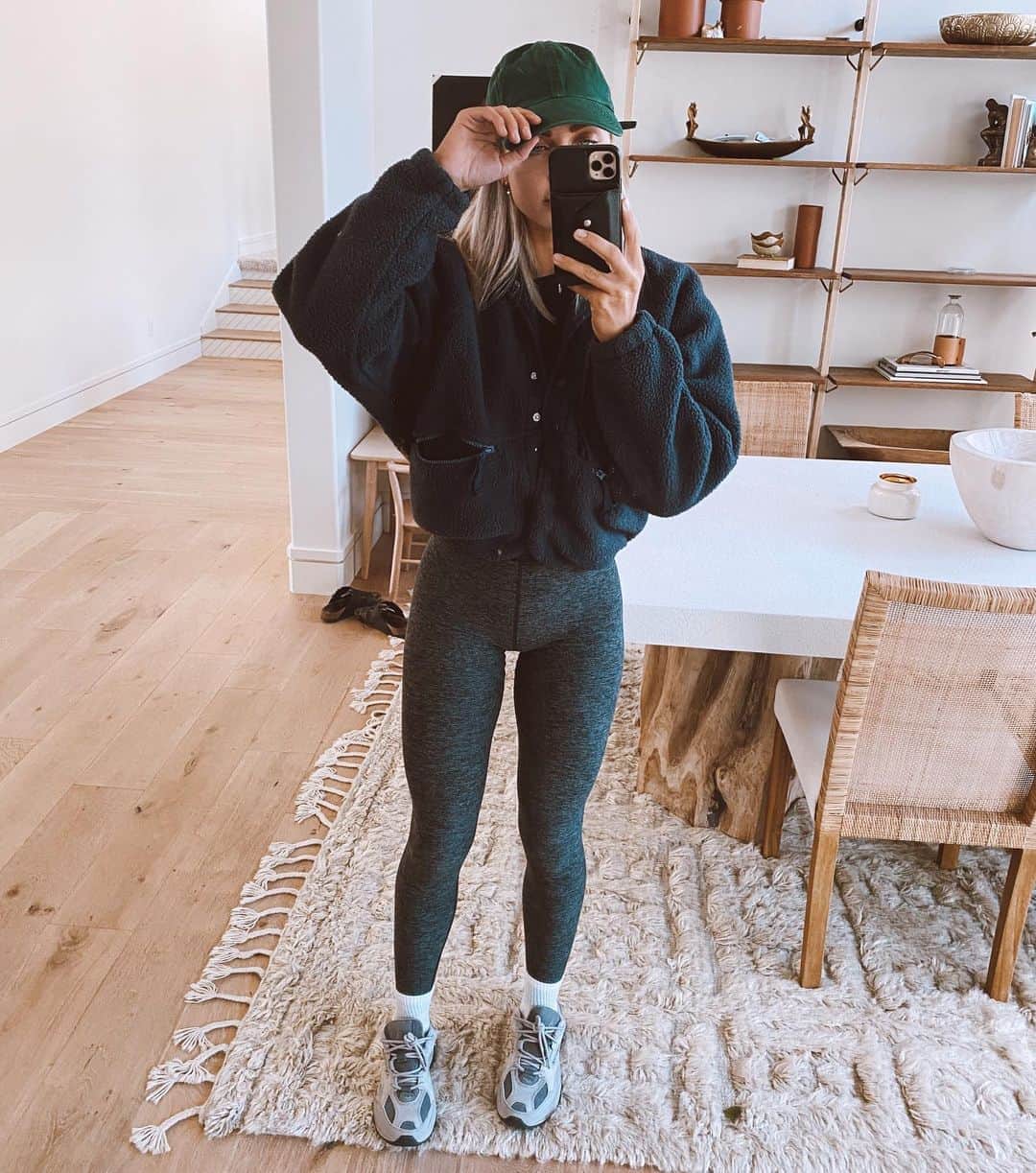 Cara Van Brocklinさんのインスタグラム写真 - (Cara Van BrocklinInstagram)「A mirror selfie was the best I was getting today haha. But I will say....my day is looking up, I think my mouth is finally healing, our power is back on, and I attempted a very light version of a barre class and it felt amazing to move my body! How was your day? http://liketk.it/2WeBV #liketkit」9月10日 11時05分 - caraloren