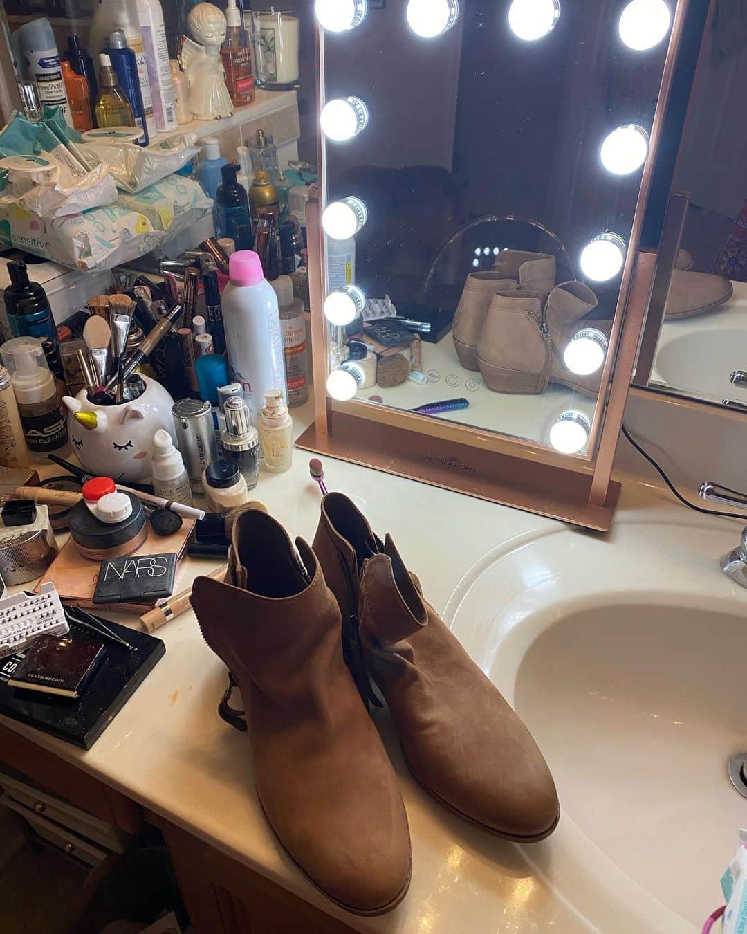 アンナ・ハウスさんのインスタグラム写真 - (アンナ・ハウスInstagram)「Up late then join me at 1:45 AM Eastern 10:45 PM Pacific with @sam_edelman & @hsn and shop the latest specials ❤️ #onair#shop」9月10日 11時17分 - yomania